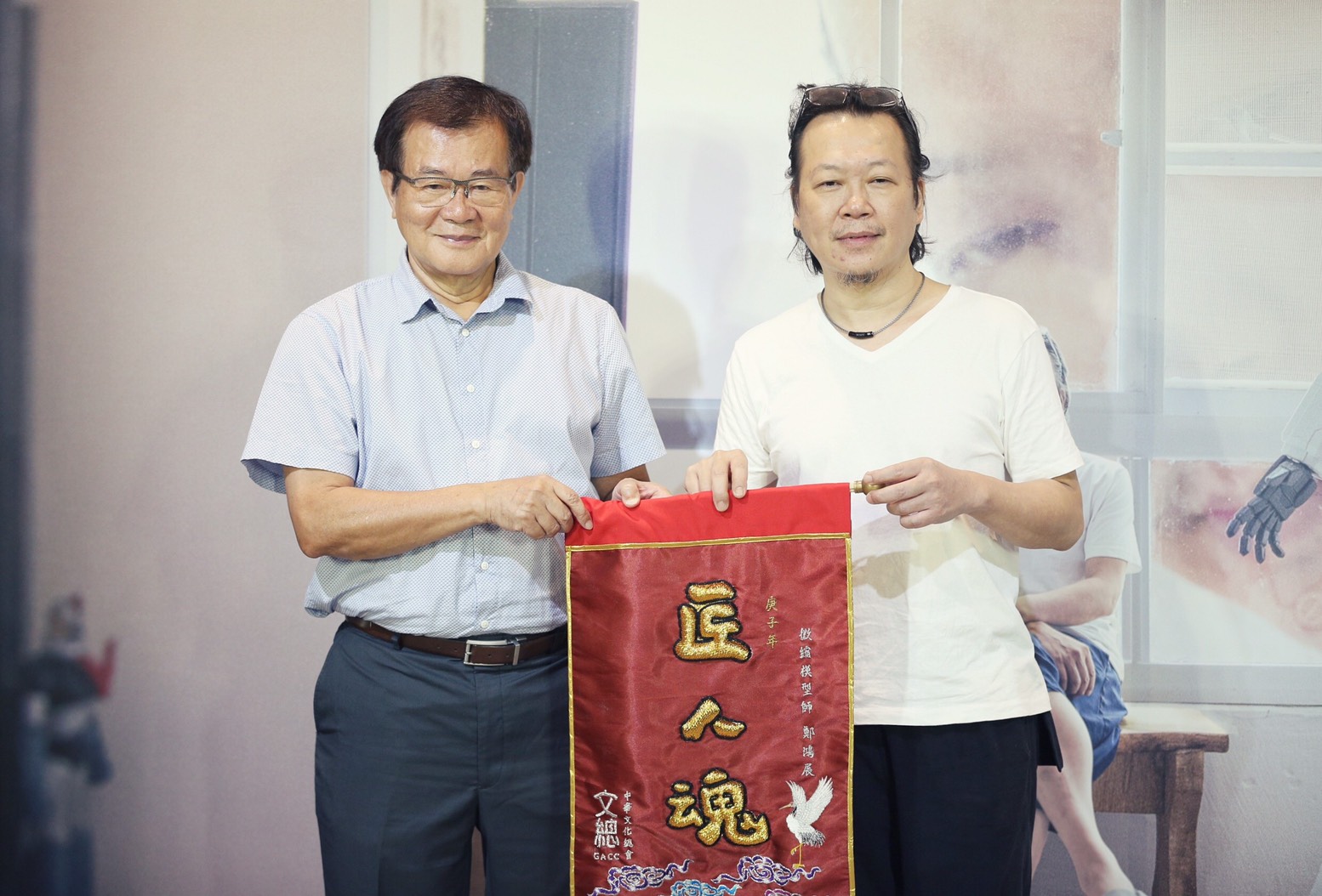 文總副會長江春男(左)和《匠人魂》23集主角鄭鴻展出席影片發布會。(文化總會提供)