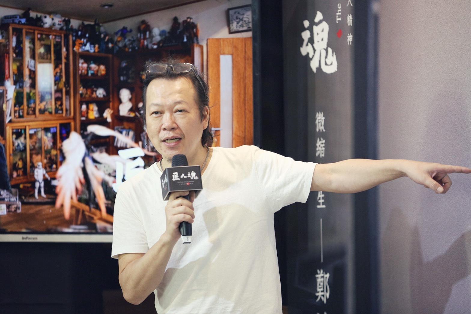 鄭鴻展表示,會接觸微縮模型是因為感到療癒,自嘲從小就是拾荒老人。(文化總會提供)