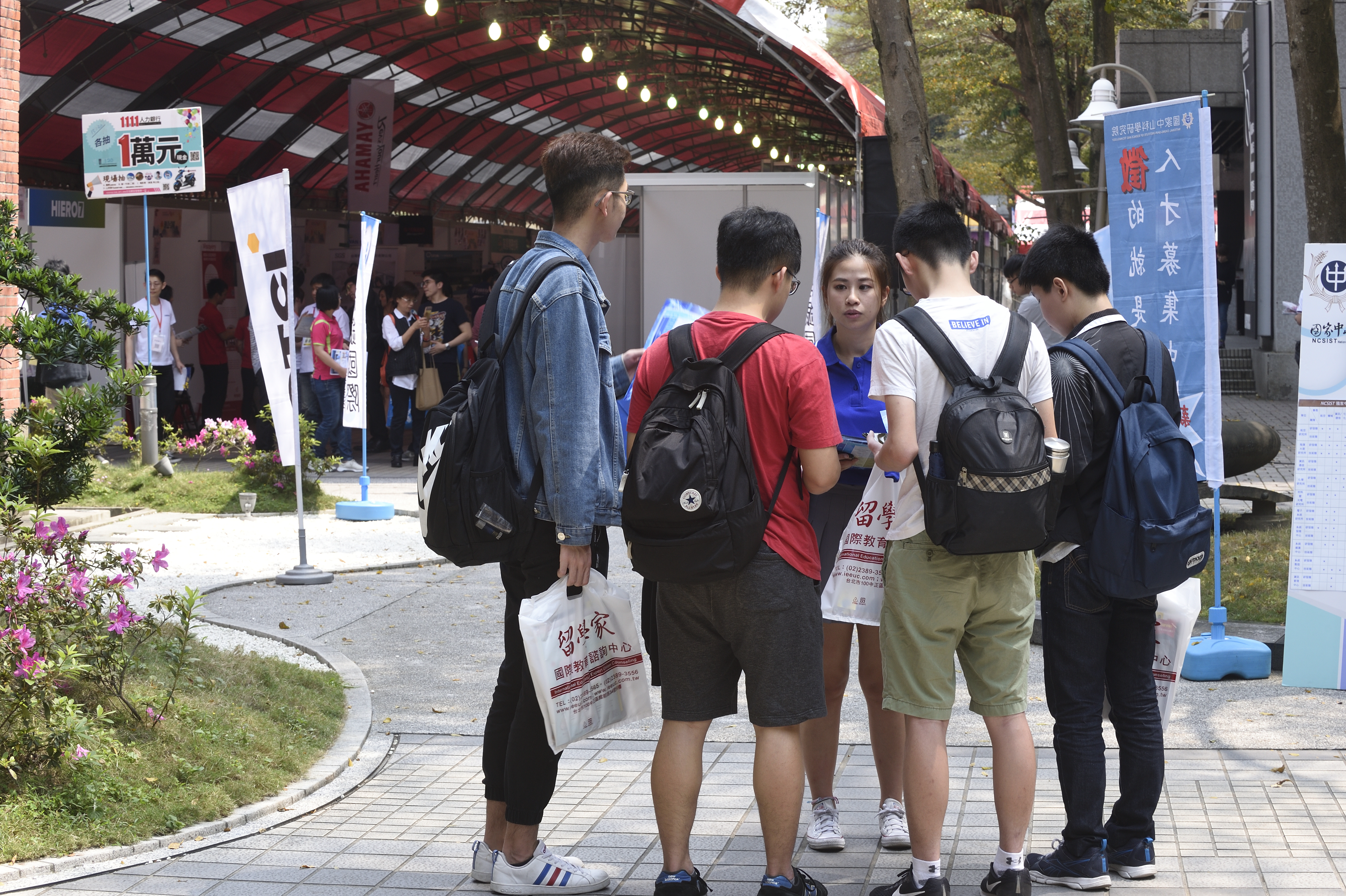 根據勞動部調查，2019年大學畢業社會新鮮人起薪調升至29,336元，連續9年都有成長，年輕人薪資看似有改善趨勢。（本刊資料照）