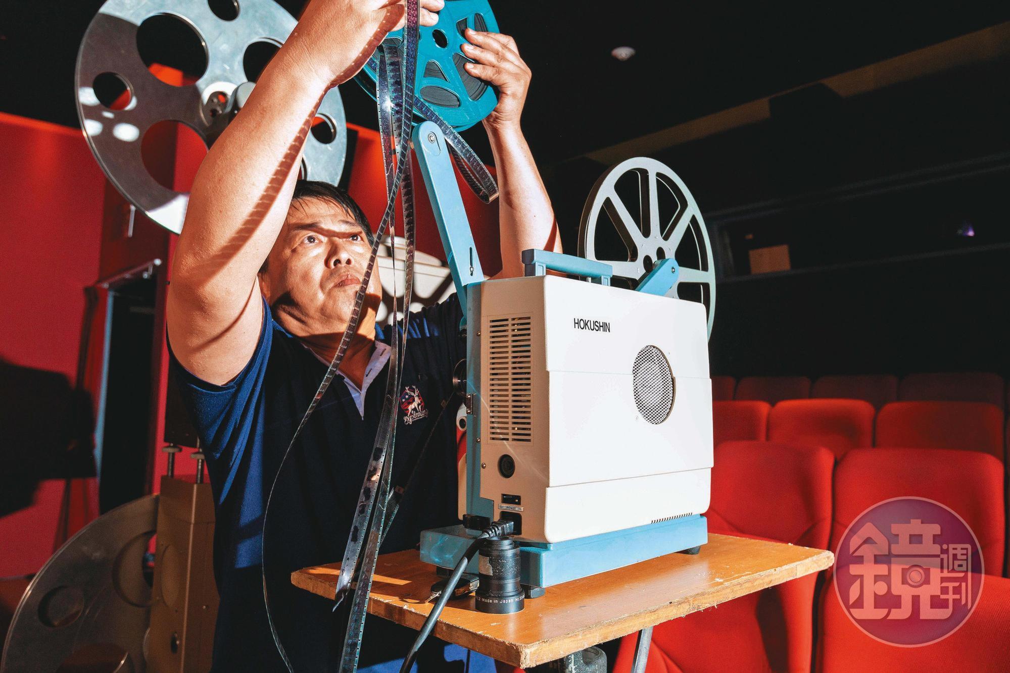 經驗豐富的江泰暾為了本屆台北電影節放映,在光點華山電影館架設測試16釐米放映機。