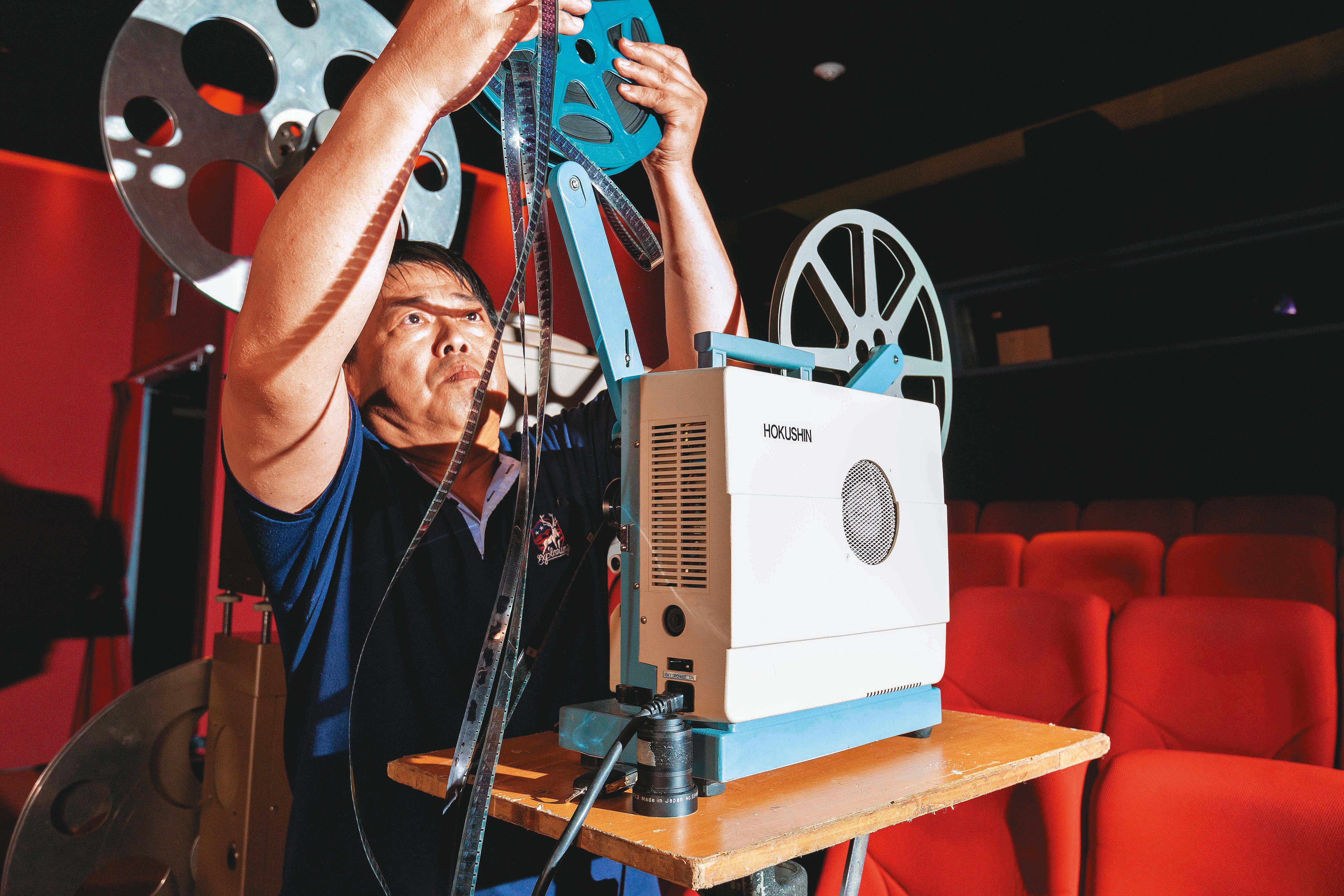 經驗豐富的江泰暾為了本屆台北電影節放映，在光點華山電影館架設測試16釐米放映機。