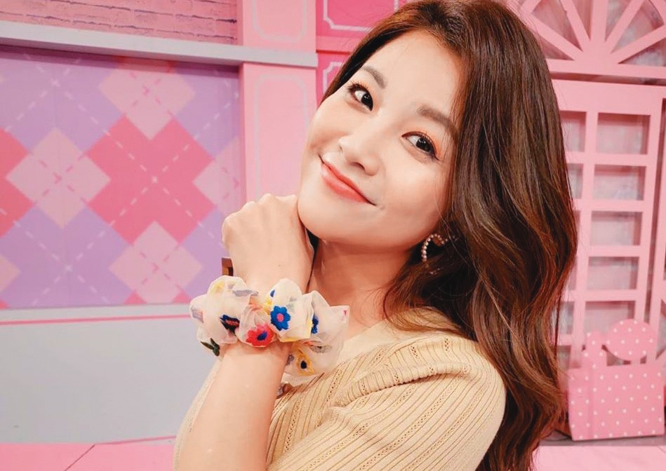 小CALL在臉書粉絲團販賣二手名牌零錢包，被買家指控是假貨鬧上法院。（翻攝自小CALL臉書）