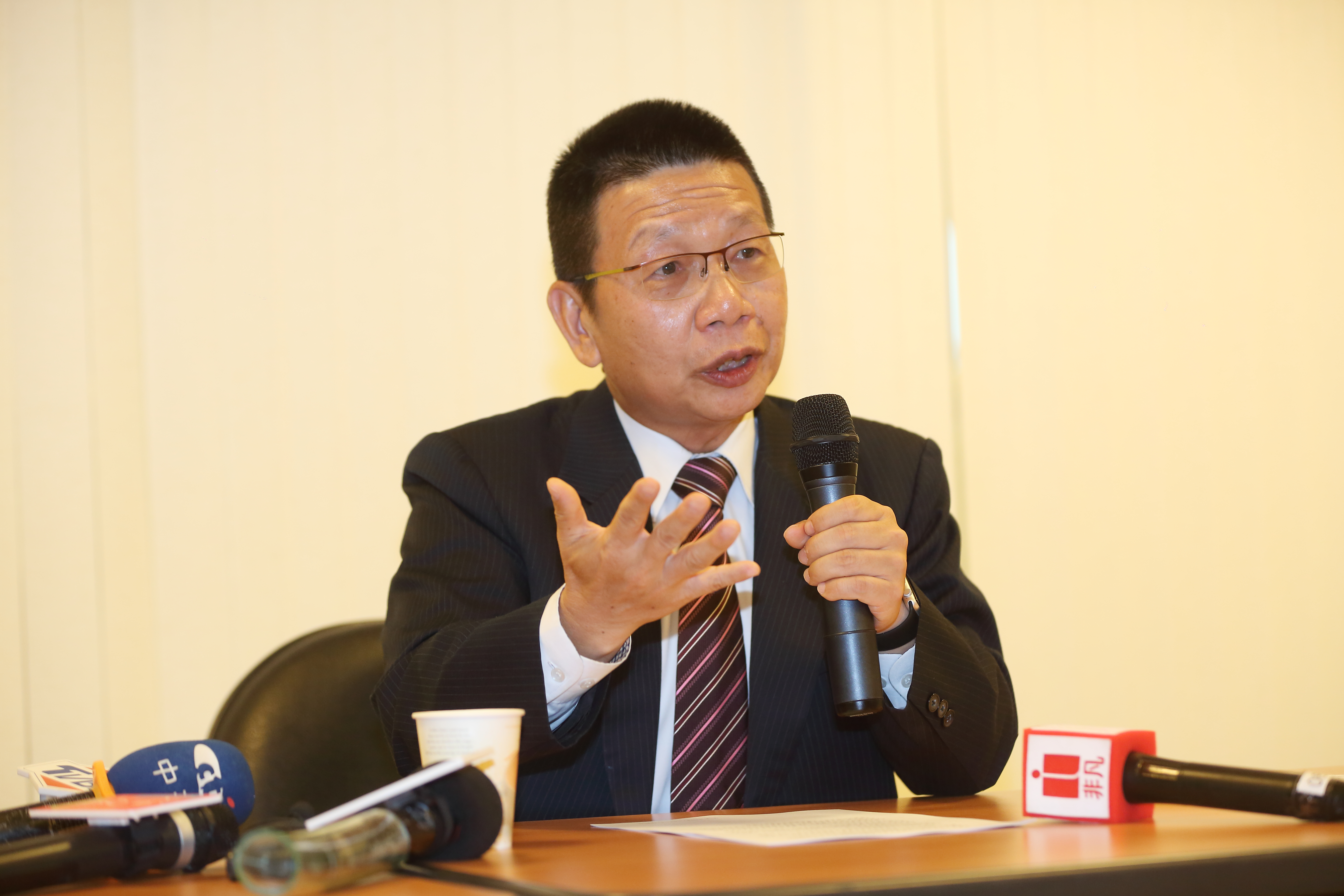 投保中心董事長邱欽庭對律師喊話：「不要為了幫客戶保住經營權使用奧步。」