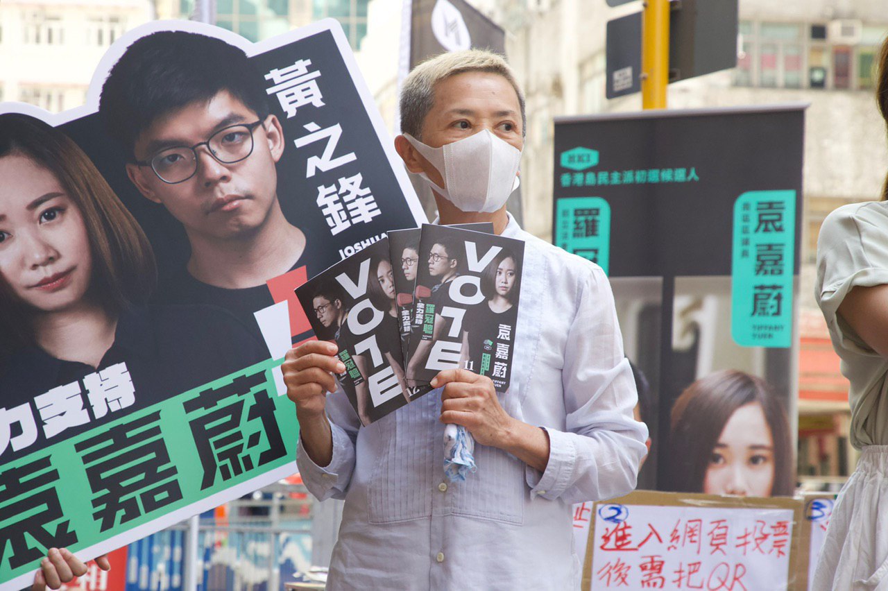 金馬影后葉德嫻現身在香港街頭、茶樓，與前香港眾志秘書長黃之鋒一同為港島區參選人袁嘉蔚拉票。（翻攝黃之鋒臉書）