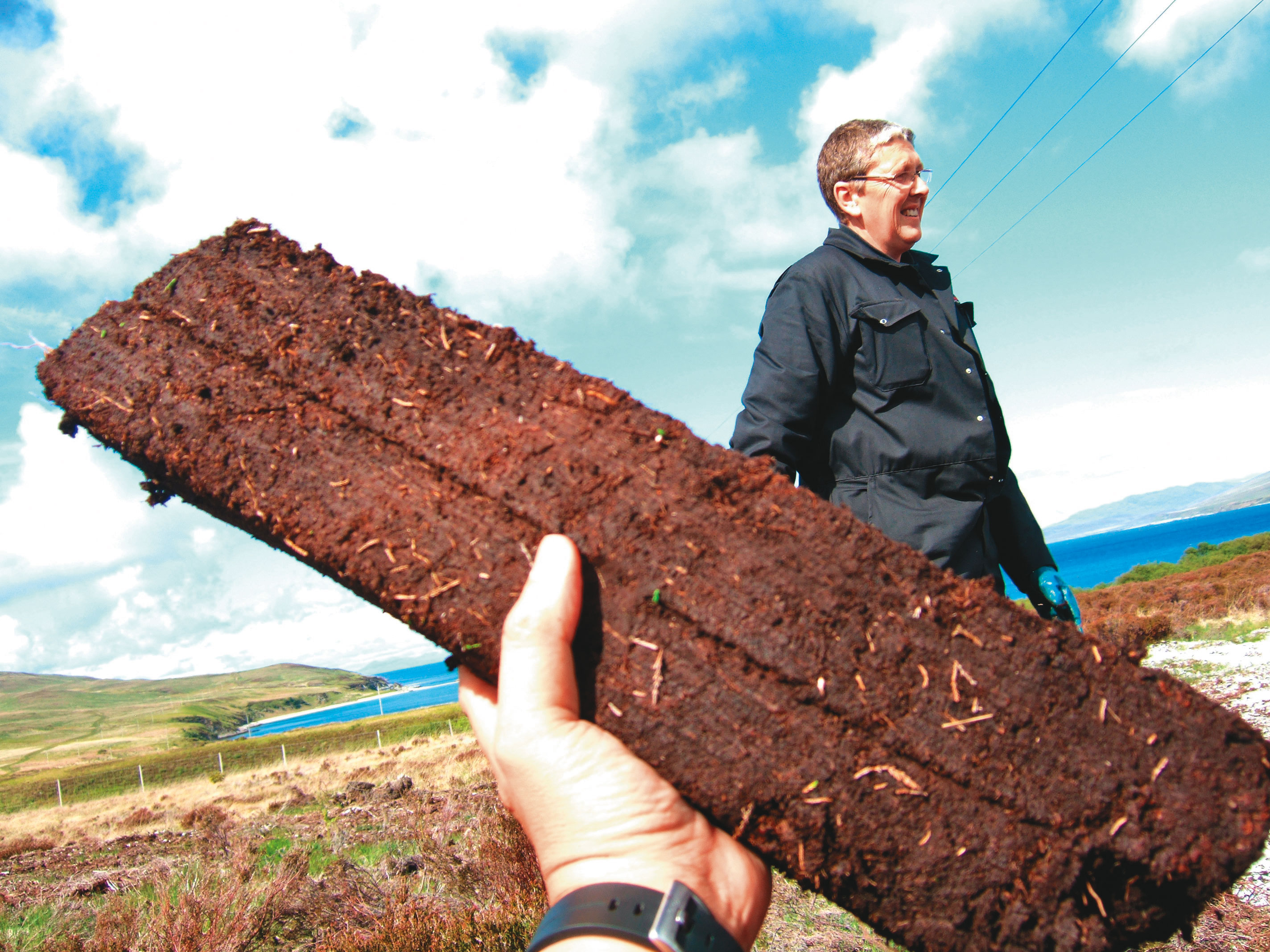 一大塊剛挖起來的泥煤塊，是泥土也是燃料，為煤化程度最低的煤，亦是煤最原始的狀態，故名之。