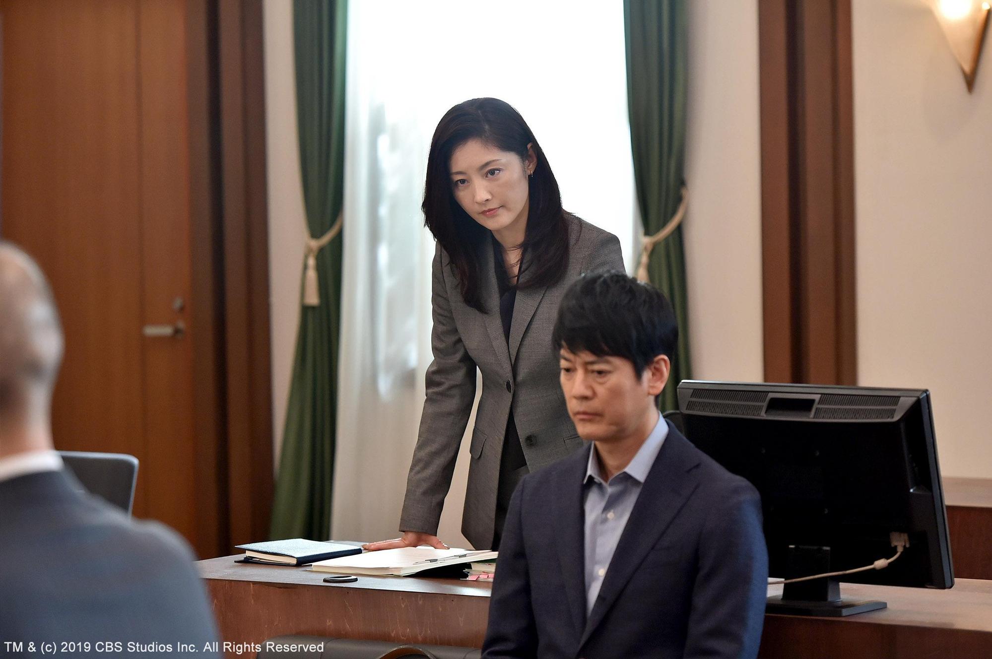 常盤貴子(後)在《賢妻大律師》和唐澤壽明演夫妻。(緯來日本台提供)