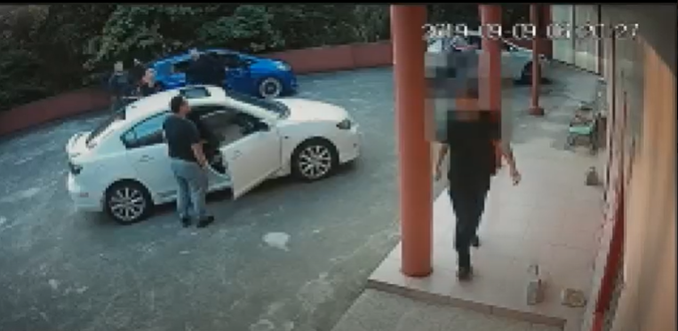 吳嫌等人糾眾前往禪寺暴力討債。（翻攝畫面）