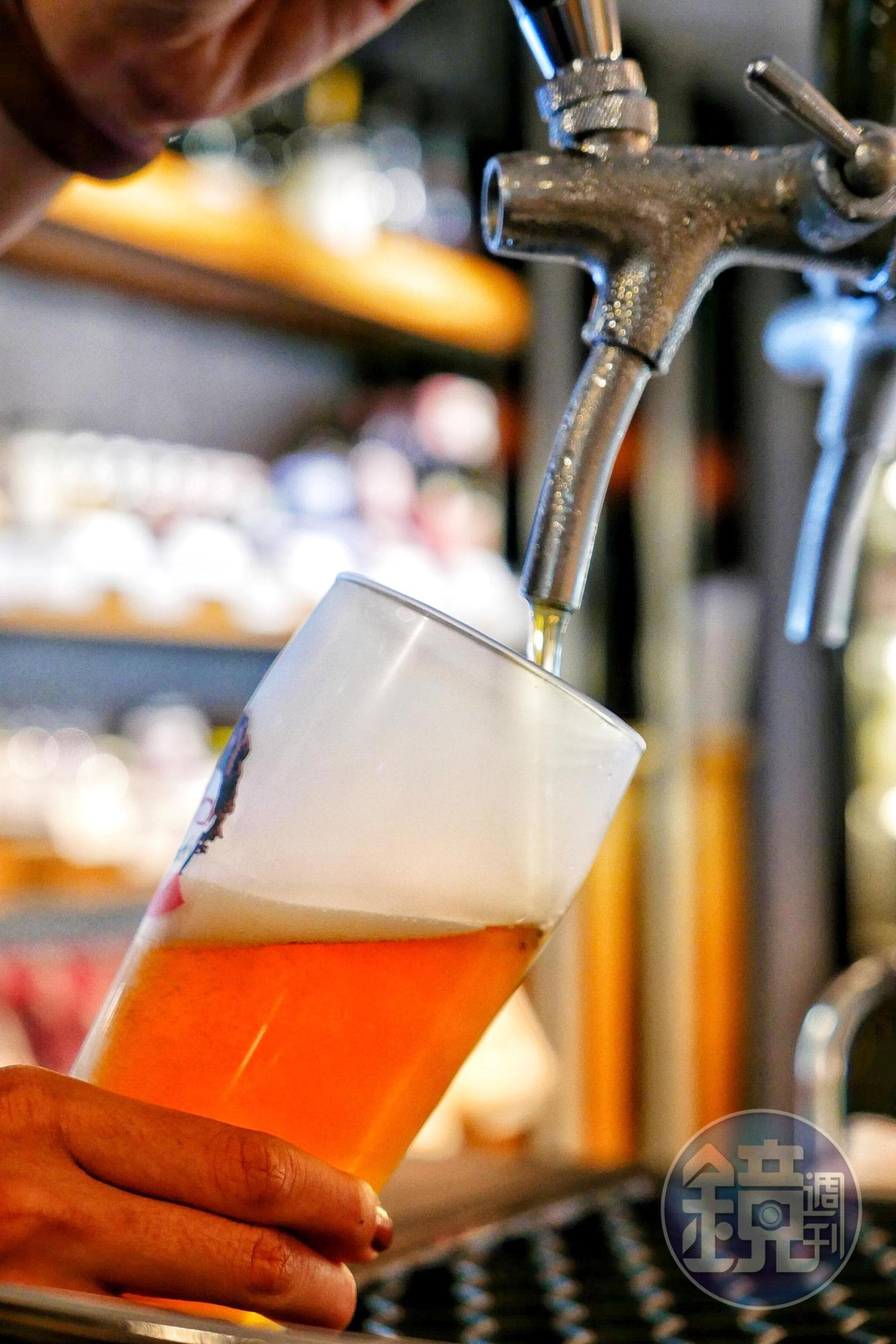 啤酒節期間不論是預購20杯或現場單組客人喝滿20杯，都是直接結帳2,000元，等同每杯約350ml的啤酒只要100元。