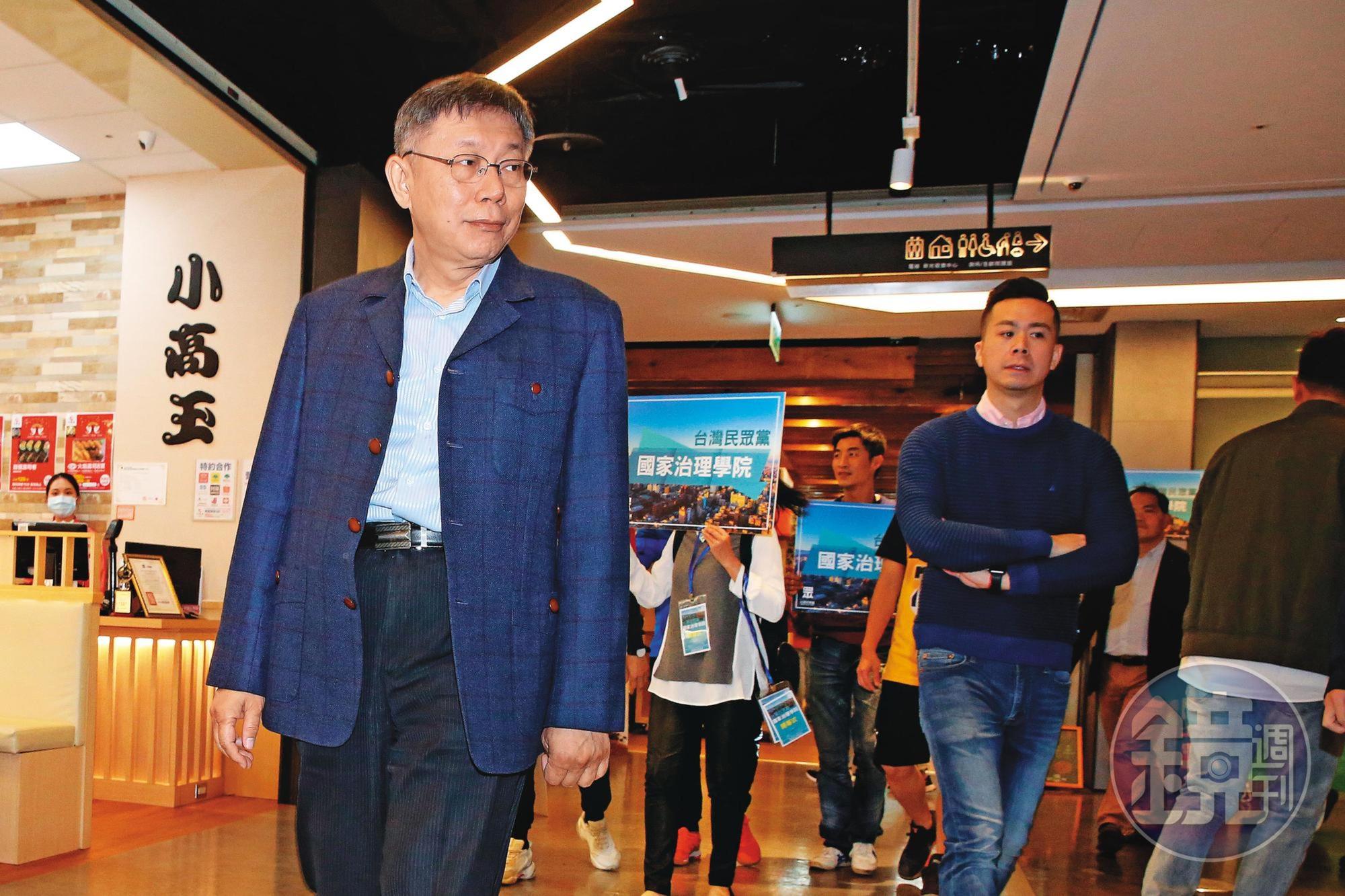 台北市長柯文哲(左)炮轟捷運月票萬元戶,顯示尚未打通施政基本理念任督兩脈。