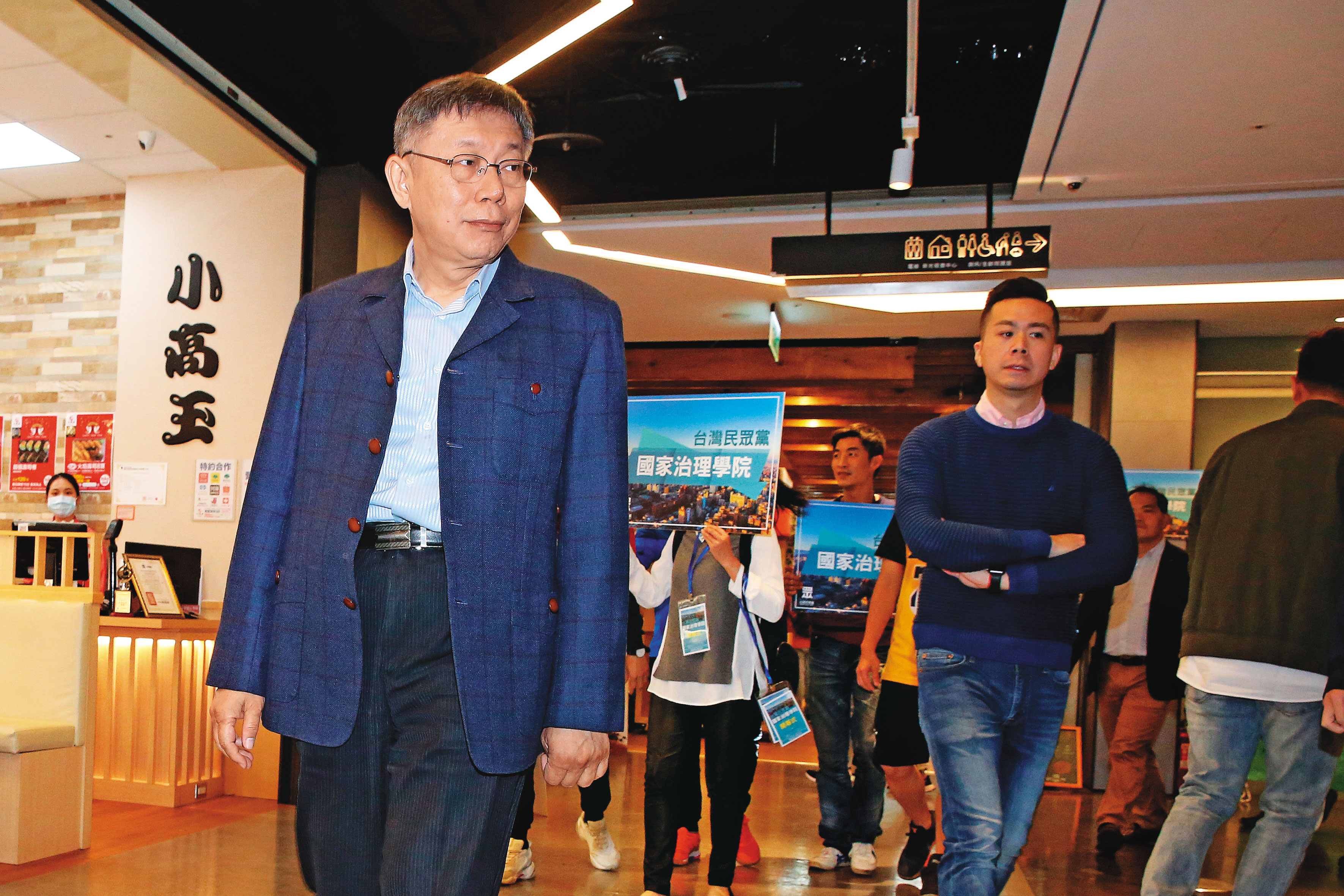 台北市長柯文哲(左)炮轟捷運月票萬元戶,顯示尚未打通施政基本理念任督兩脈。