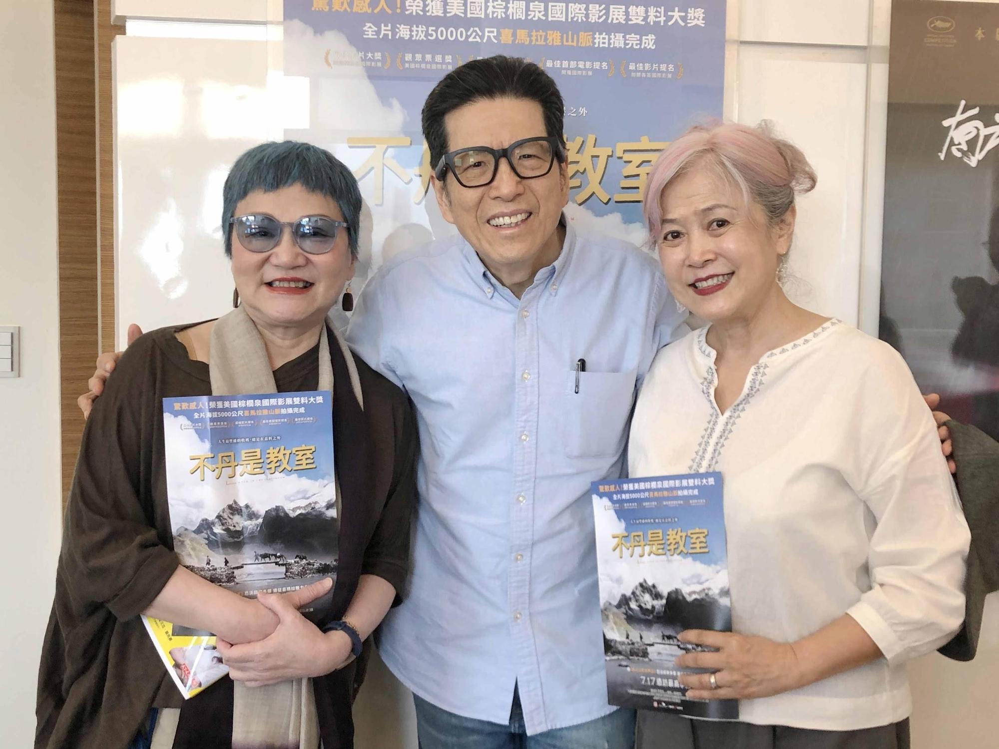 張小燕(左起)和嚴長壽日昨前往觀賞電影《不丹是教室》,右為「表演工作坊」行政總監丁乃竺。(海鵬影業提供)