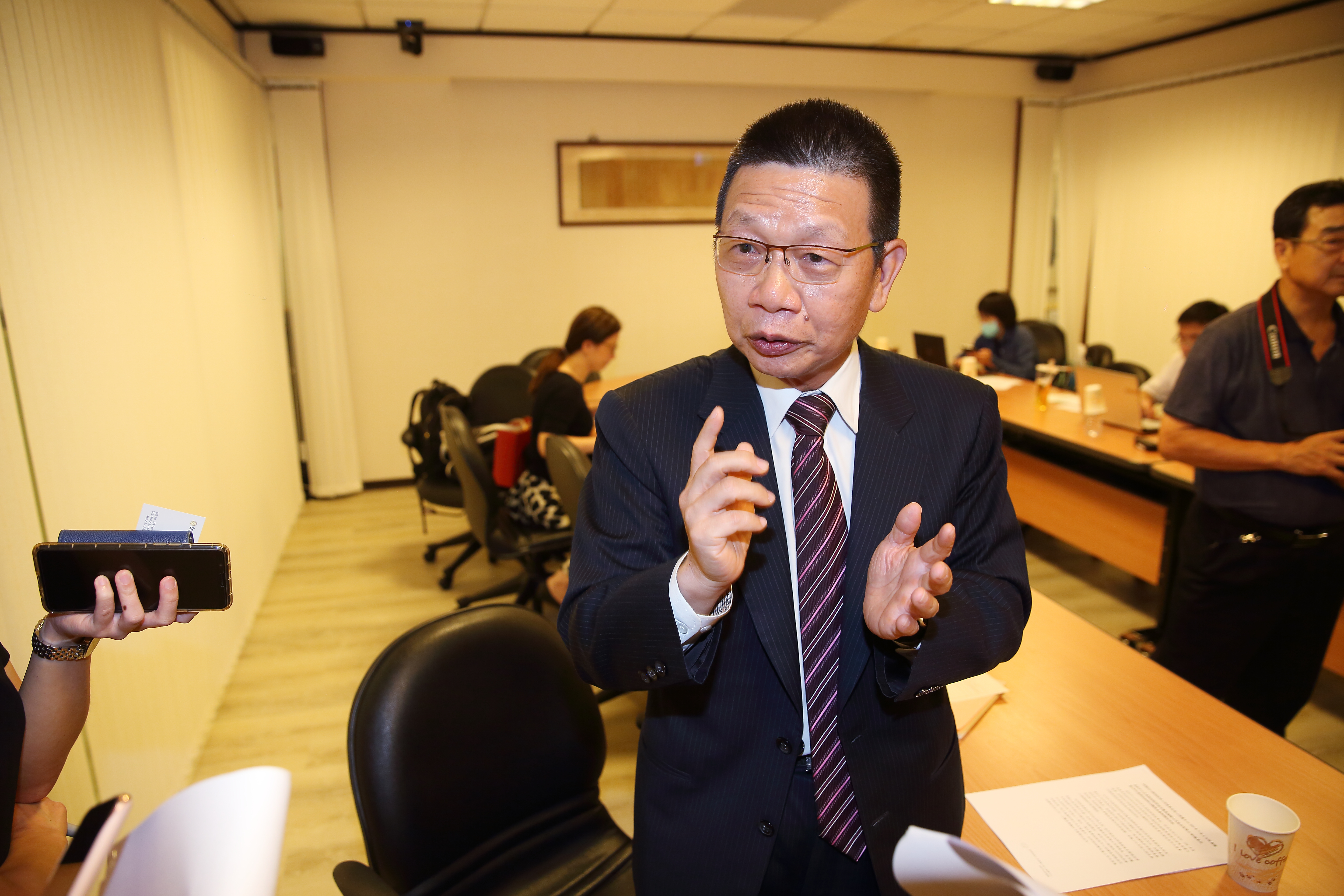 投保中心對林郭文艷提起裁判解任，董事長邱欽庭罕見說重話，「正義雖然會來得比較遲，但總有一天會來。」