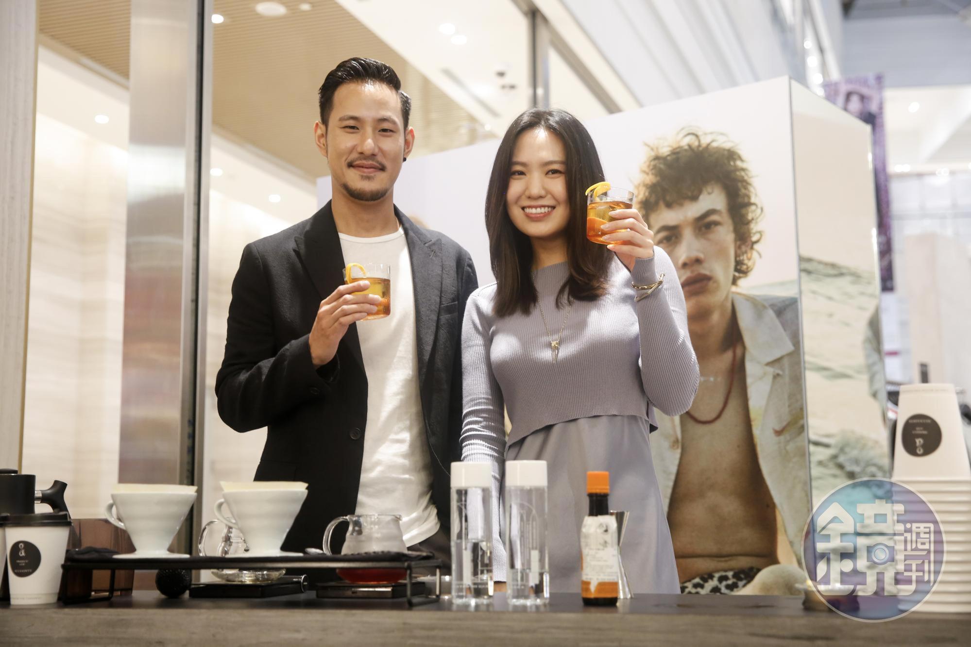 王策(左〉與表妹孫盛希連袂出席ALLSAINTS X VWI咖啡快閃店活動,並現場示範煮咖啡。