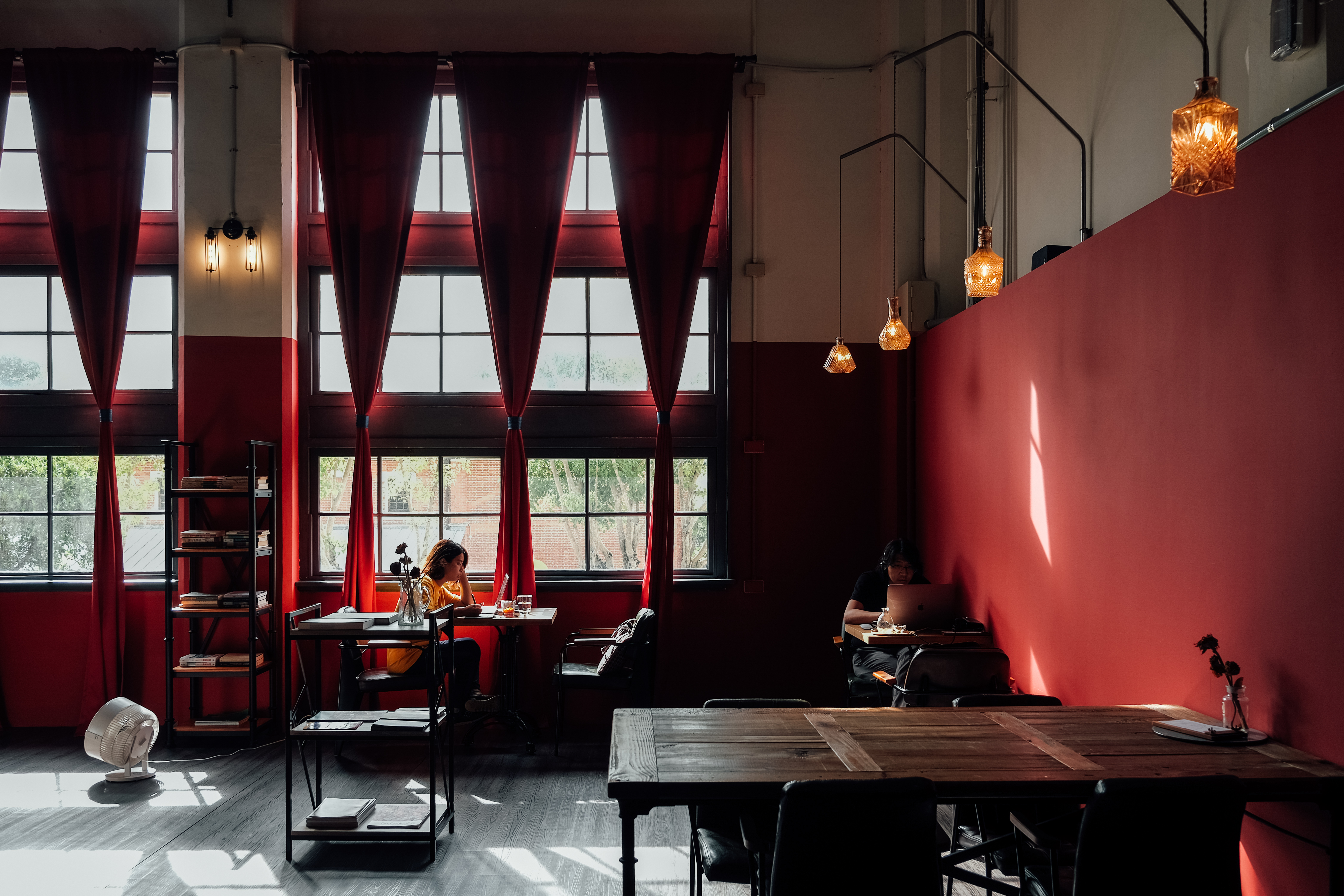 紅色布幔垂落在窗間，這裡像是歌劇院，但其實是間咖啡廳。