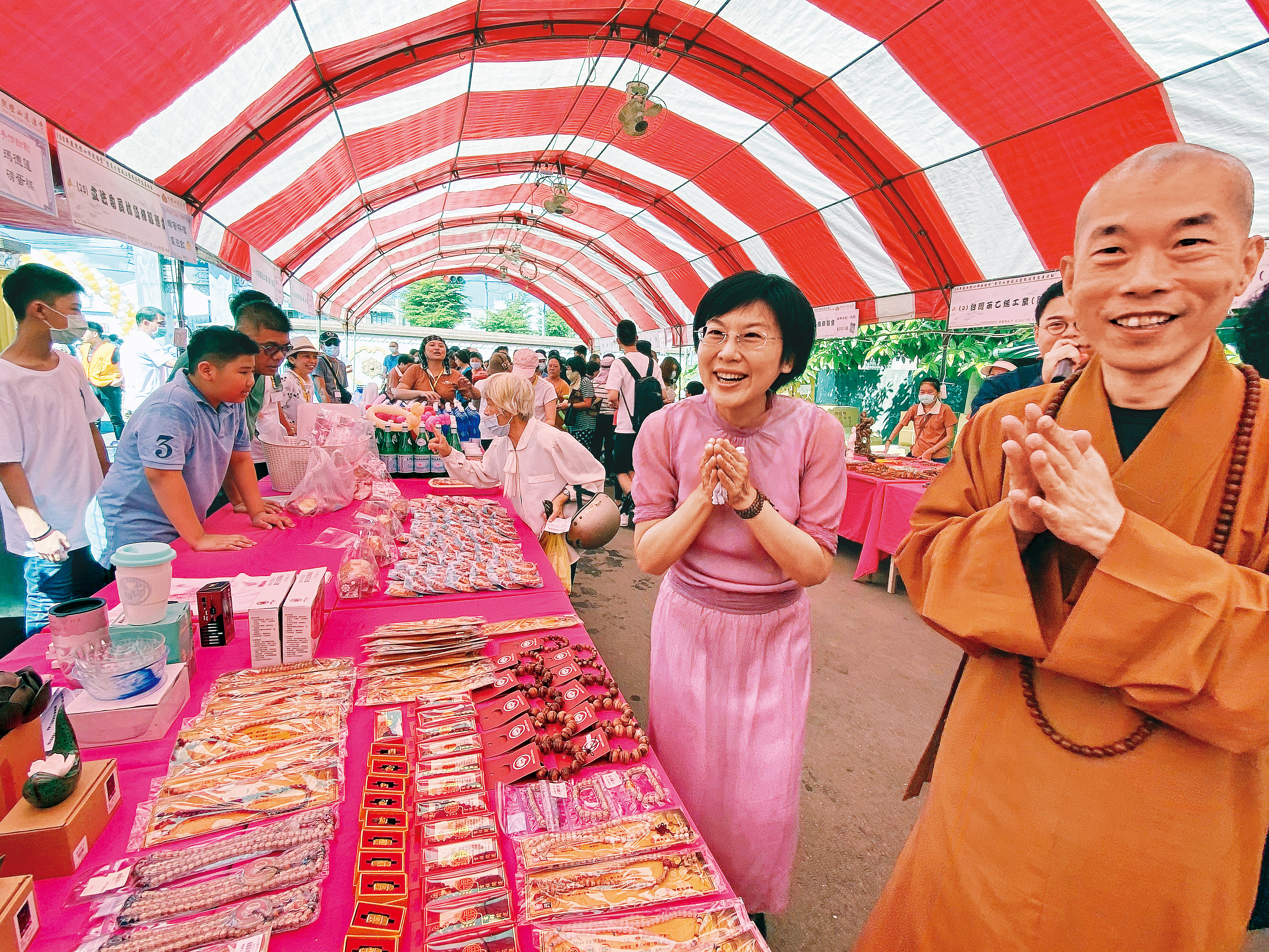 本刊直擊，在通法寺擔任2要職的林岱樺（右2）一早就在現場與住持釋煌智（右1）熱絡接待信眾，更被活動主持人封為「現世媽祖」。