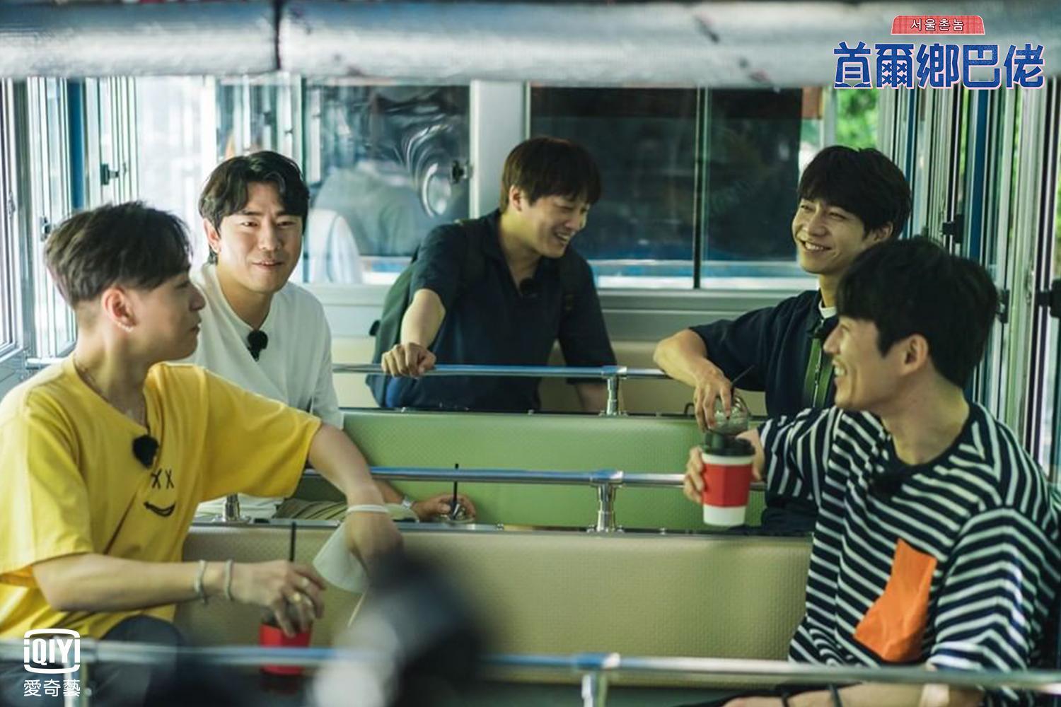 《首爾鄉巴佬》由車太鉉（中）、李昇基（右二）主持，首集邀請Simon D（左一）、李施言（左二）與張赫的釜山代表當嘉賓。（愛奇藝台灣站提供）