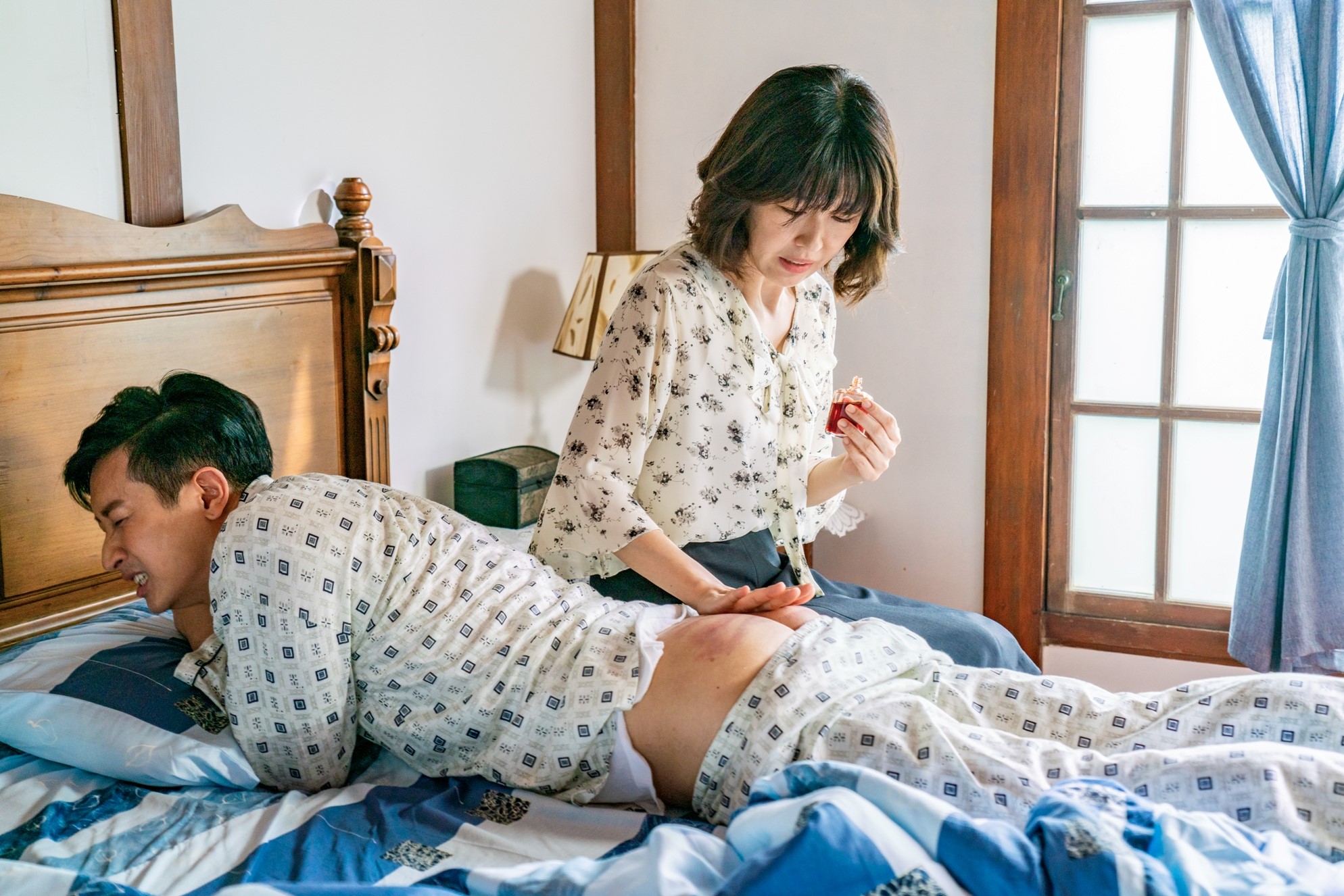 邱凱偉為戲首露「屁股蛋」，李維維摸後大讚「滿翹」。（三立提供）