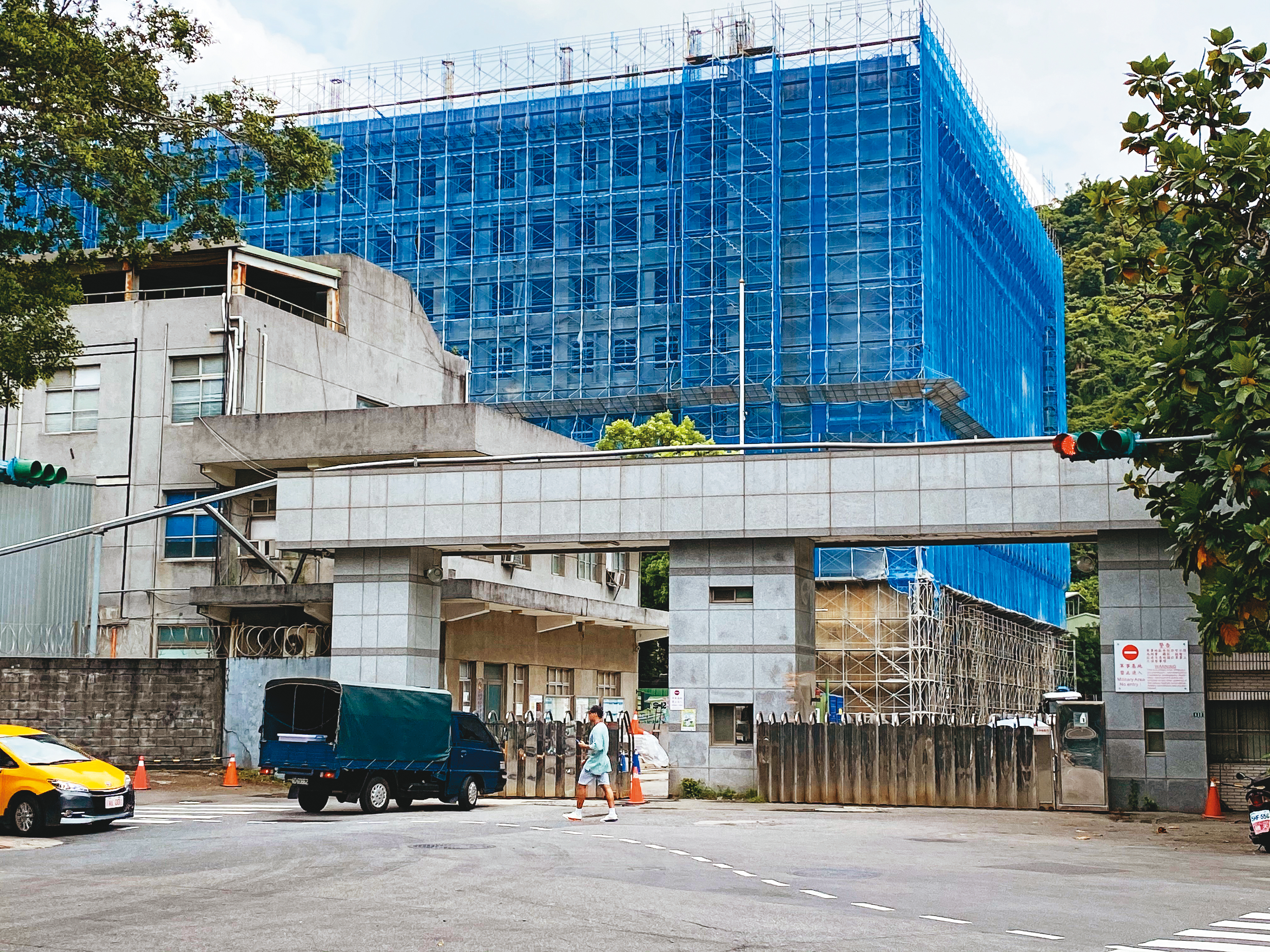 空作部營區改建工程斥資30億元，預計在今年底完工，包括戰管、通航、氣象等聯隊也會陸續遷入。