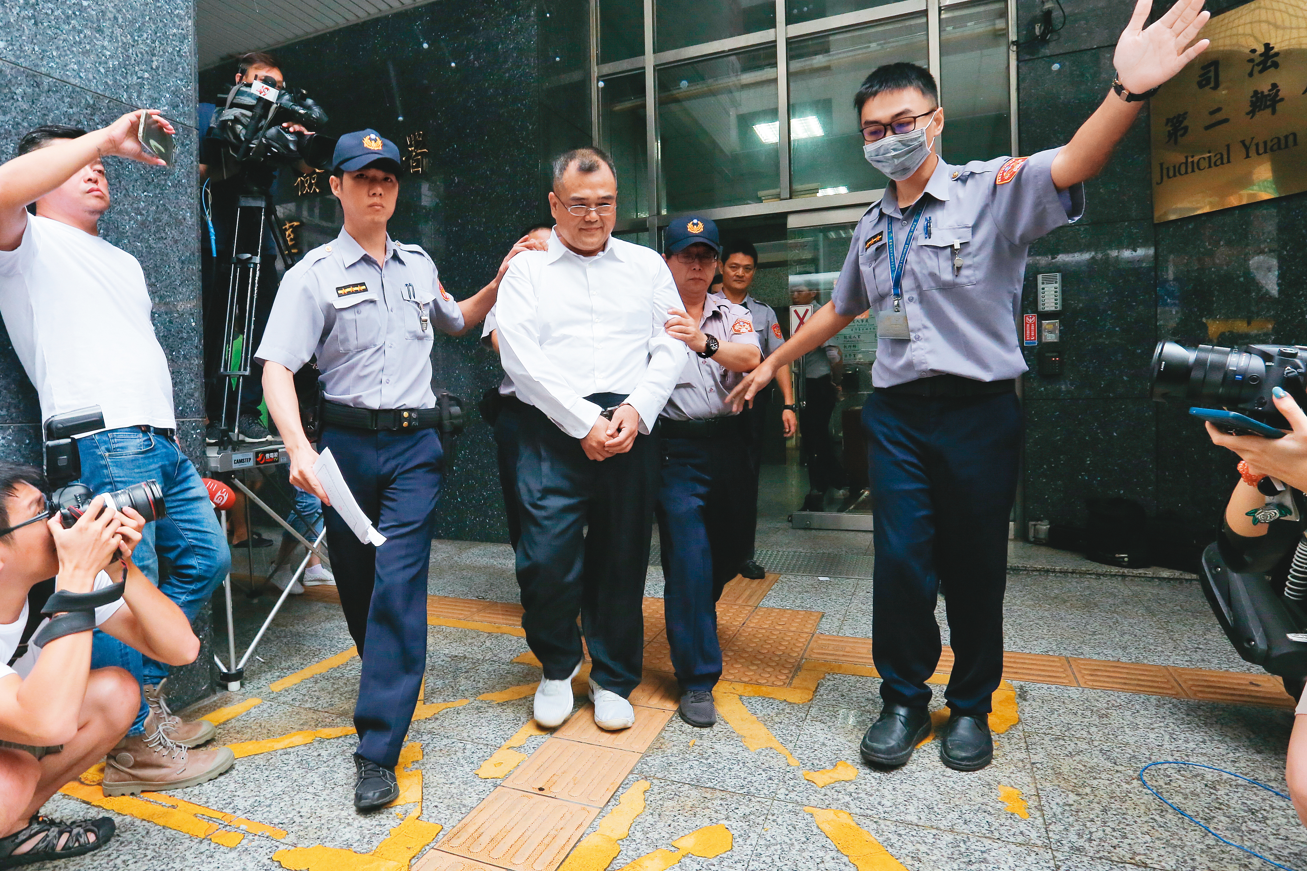 行政院前祕書長林益世收賄案纏訟多年，財產來源不明罪部分，先被判處2年徒刑確定。圖為他在2018年9月發監照片。