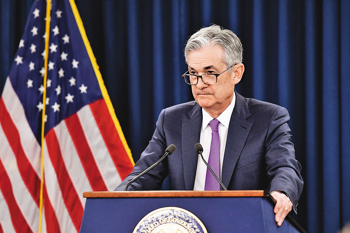 美國政府在月底將推出更多財政刺激,聯準會勢必延續寬鬆貨幣政策。圖為聯準會主席鮑威爾。(翻攝自聯準會官網)