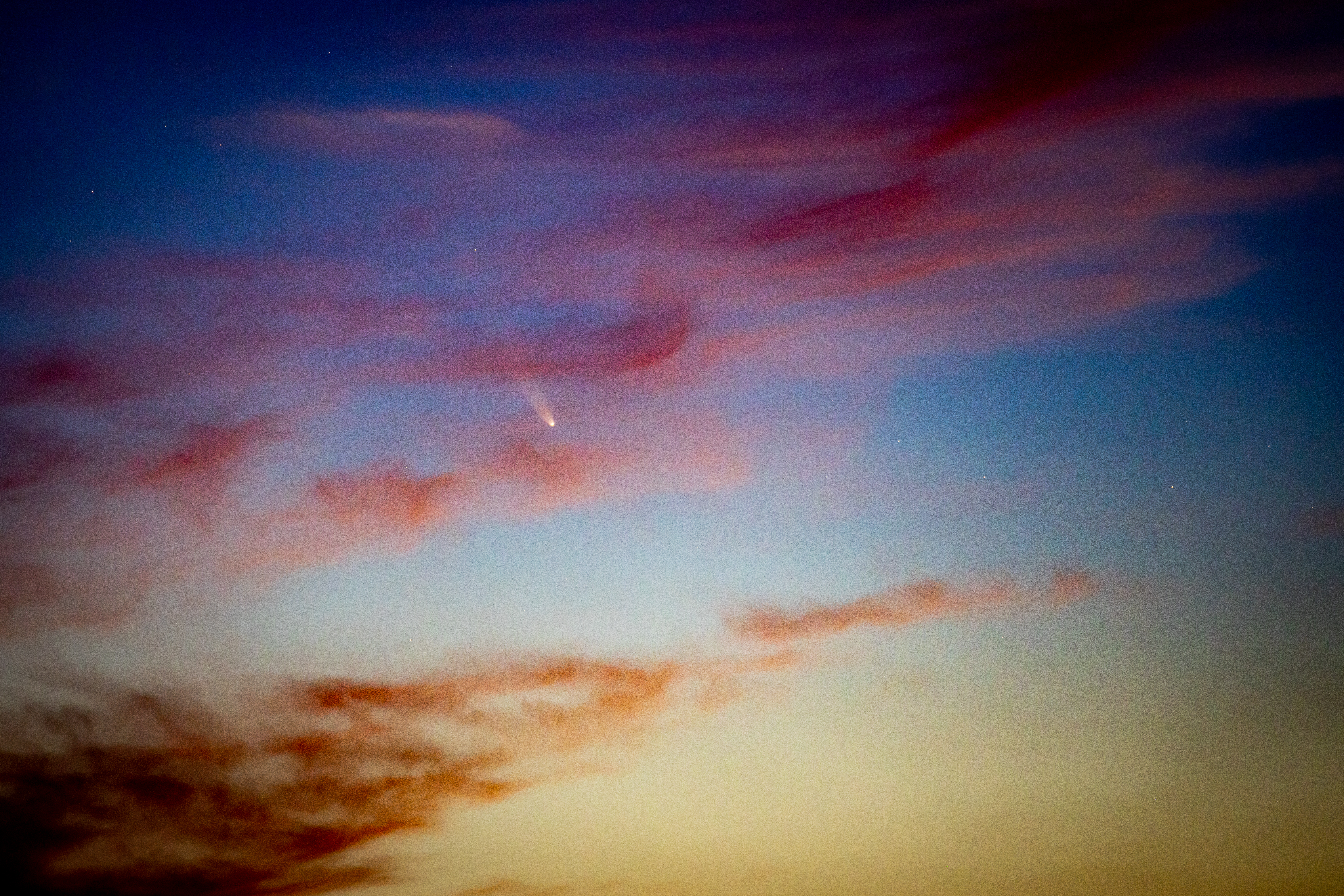 日出前在陰陽海附近捕捉到的NEOWISE彗星。