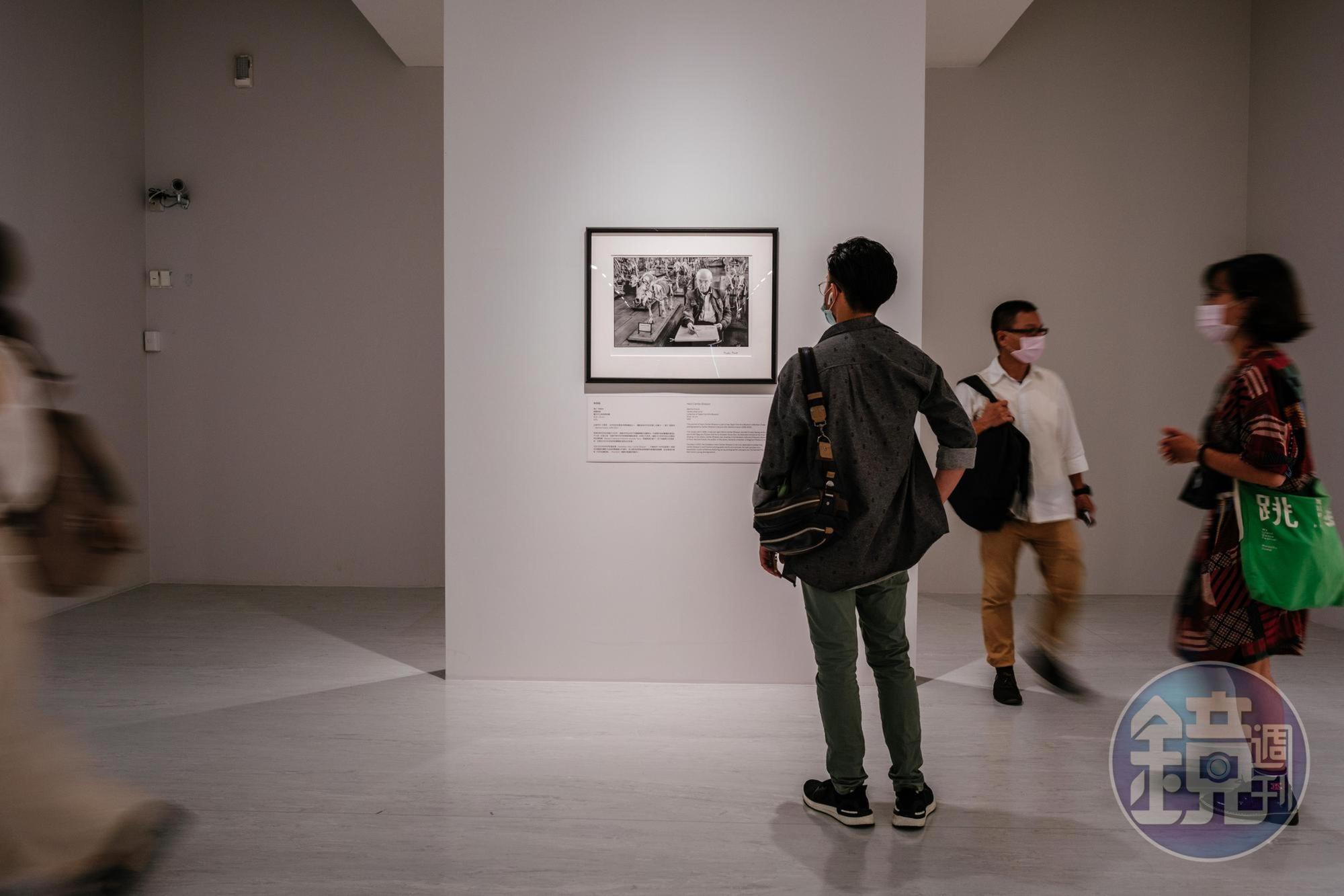 近日在北美館展出的「布列松攝影展」,集合了他早期在中國受到《生活》(Life)雜誌委託拍攝的許多作品,可窺見早期中國各個城市與現在的不同樣貌,參觀者專心看著布列松肖像照時,在動靜之間停留在那1/8秒的快門中。