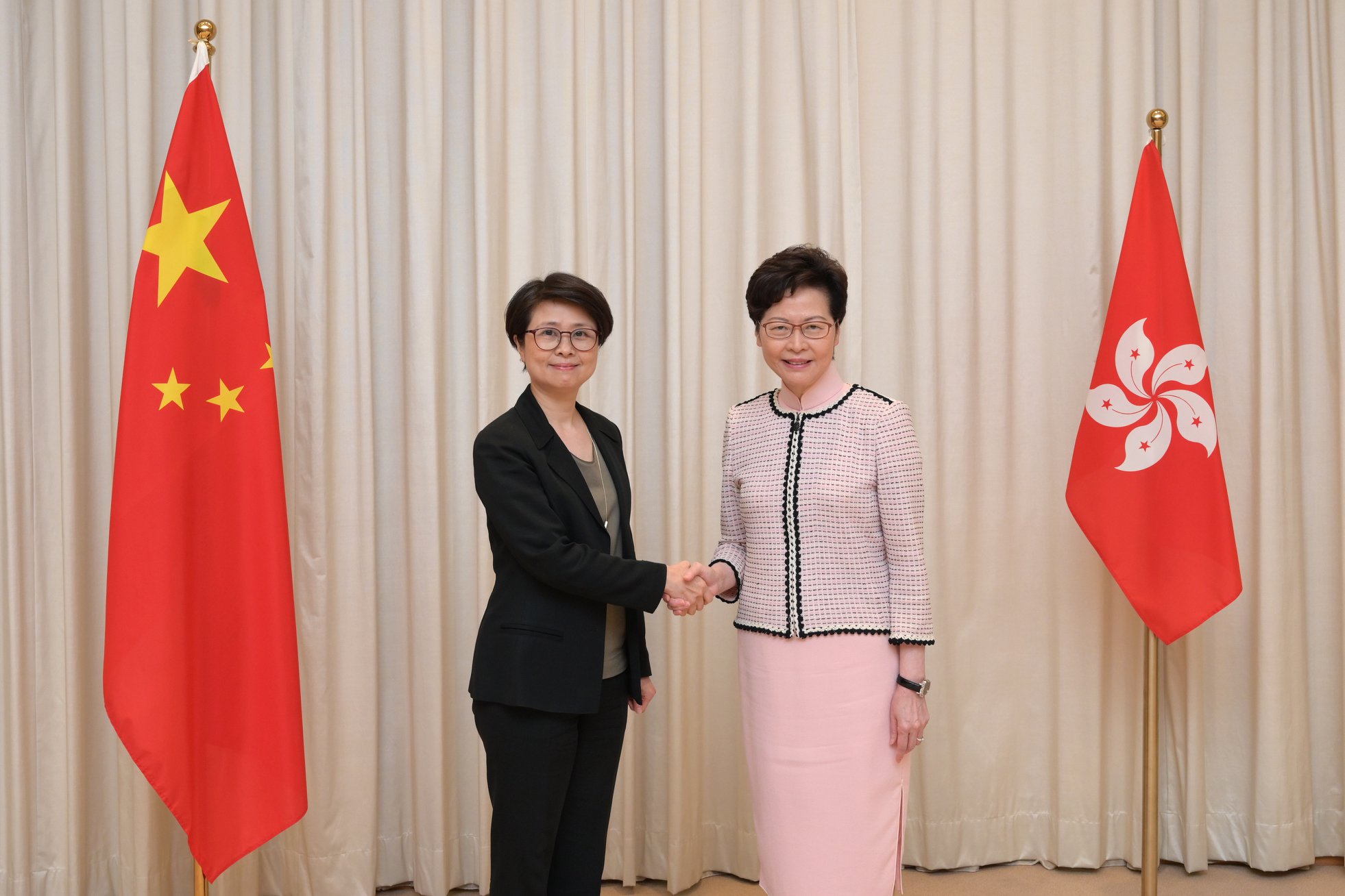 香港特首林鄭月娥（右）強調，若泛民主派初選是為了對抗政府施政，恐違反港區國安法。（翻攝自林鄭月娥臉書）