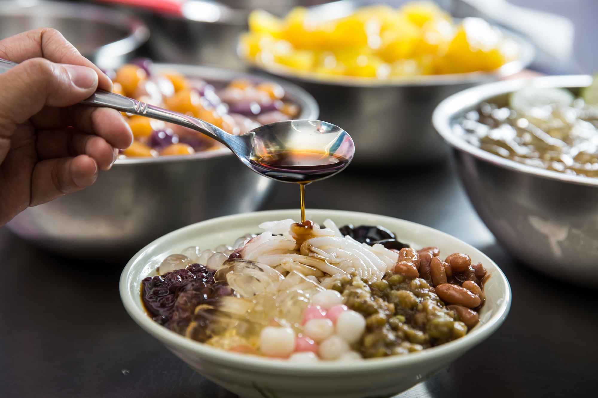 米苔目綜合冰有湯圓、綠豆等八種配料,料多又便宜,是店裡招牌。(50元╱碗)