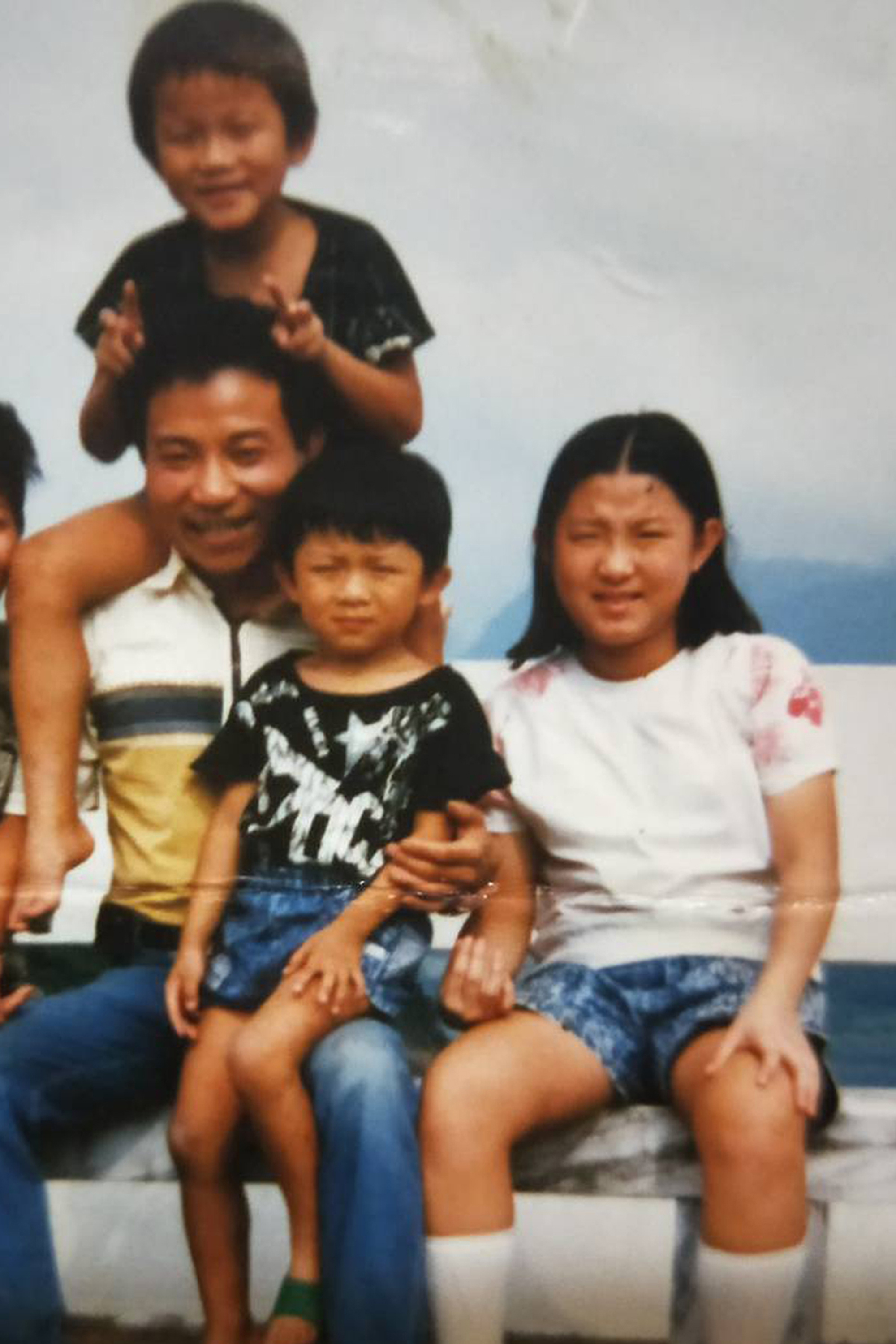 詹子晴(右)的父親(左)很疼她,但在她升國中那年發生意外身亡。(詹子晴提供)