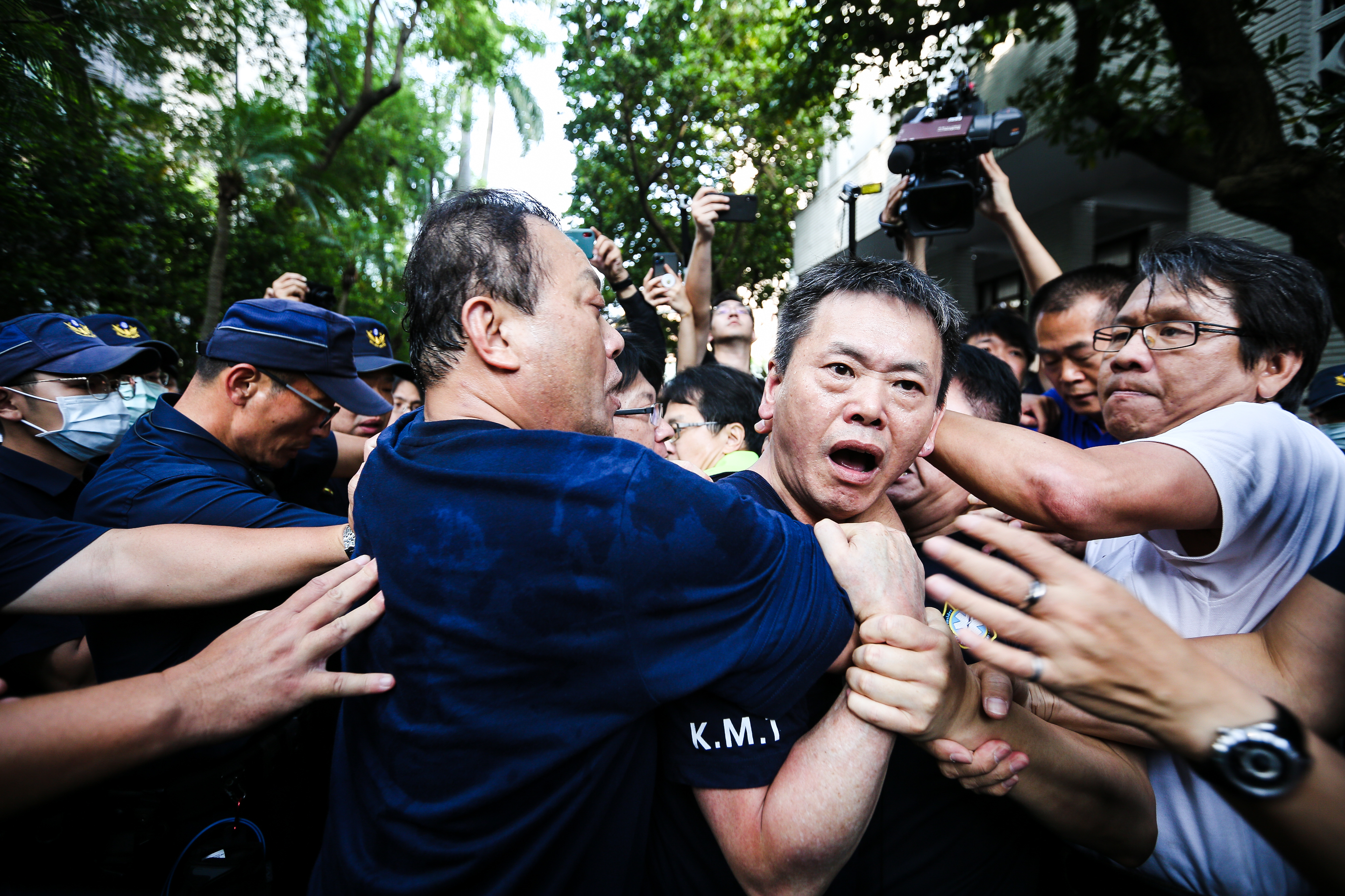 陳菊進入議場時，國民黨立委與民進黨立委爆發嚴重衝突。