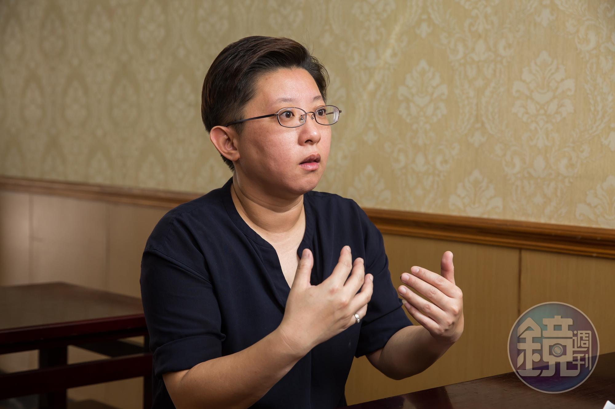 詹子晴過去是非名牌衣不穿、非名牌包不拿的富家千金,家裡破產這些東西都變賣求現。