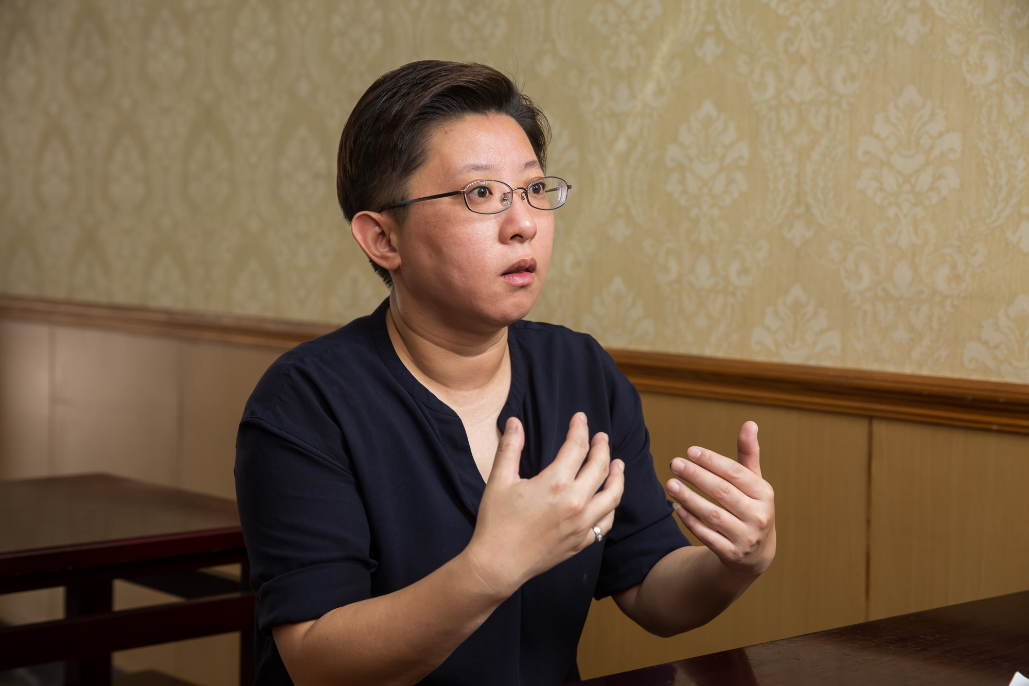 詹子晴過去是非名牌衣不穿、非名牌包不拿的富家千金，家裡破產這些東西都變賣求現。