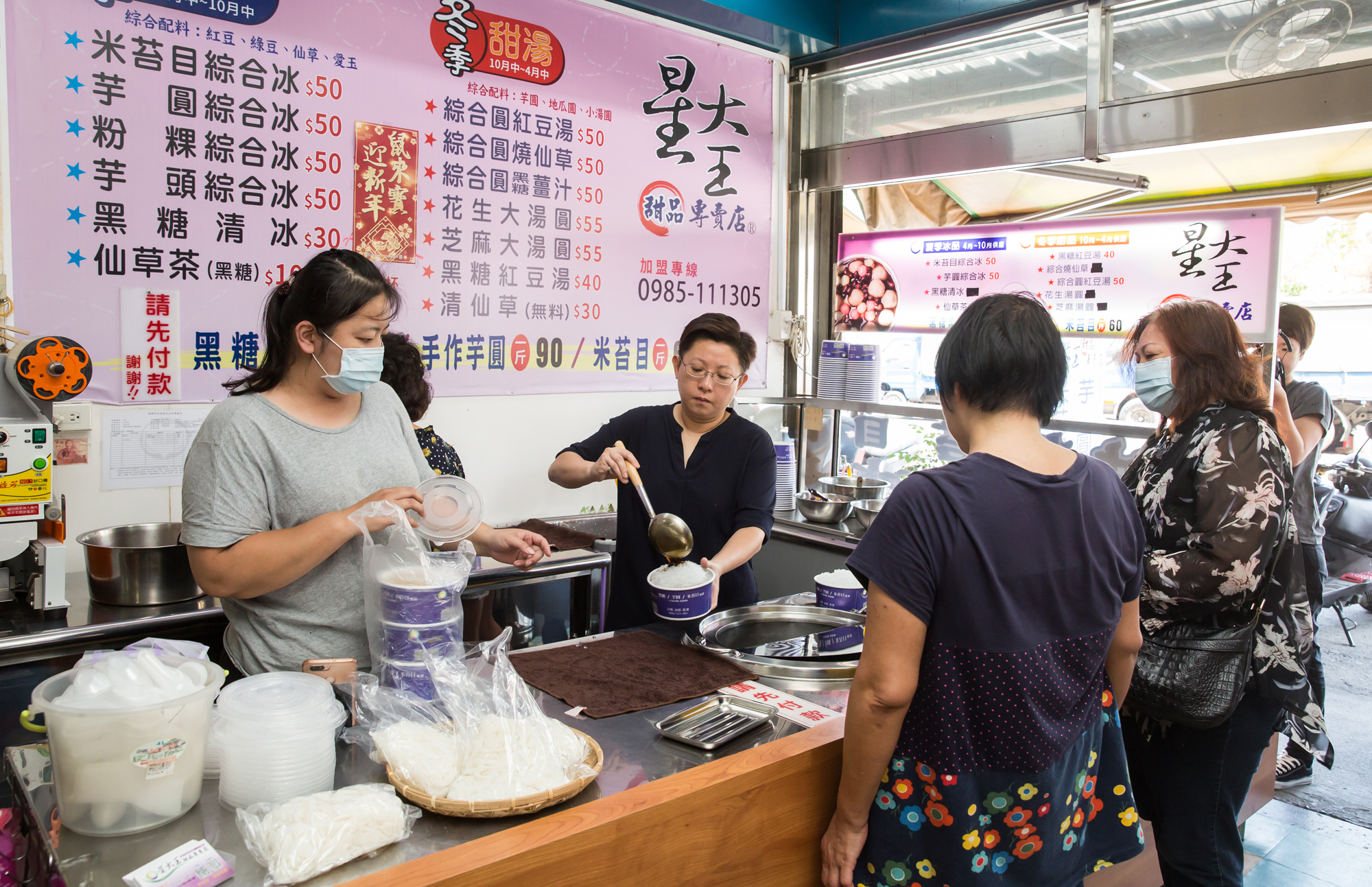 詹子晴對客人很客氣，但只要有人對媽媽不禮貌，她就會變臉轟人。