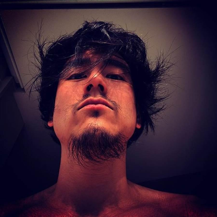 近日才現出亂髮狂樣,不過即使如此,都還稱得上是型男。(翻攝自彭于晏IG)