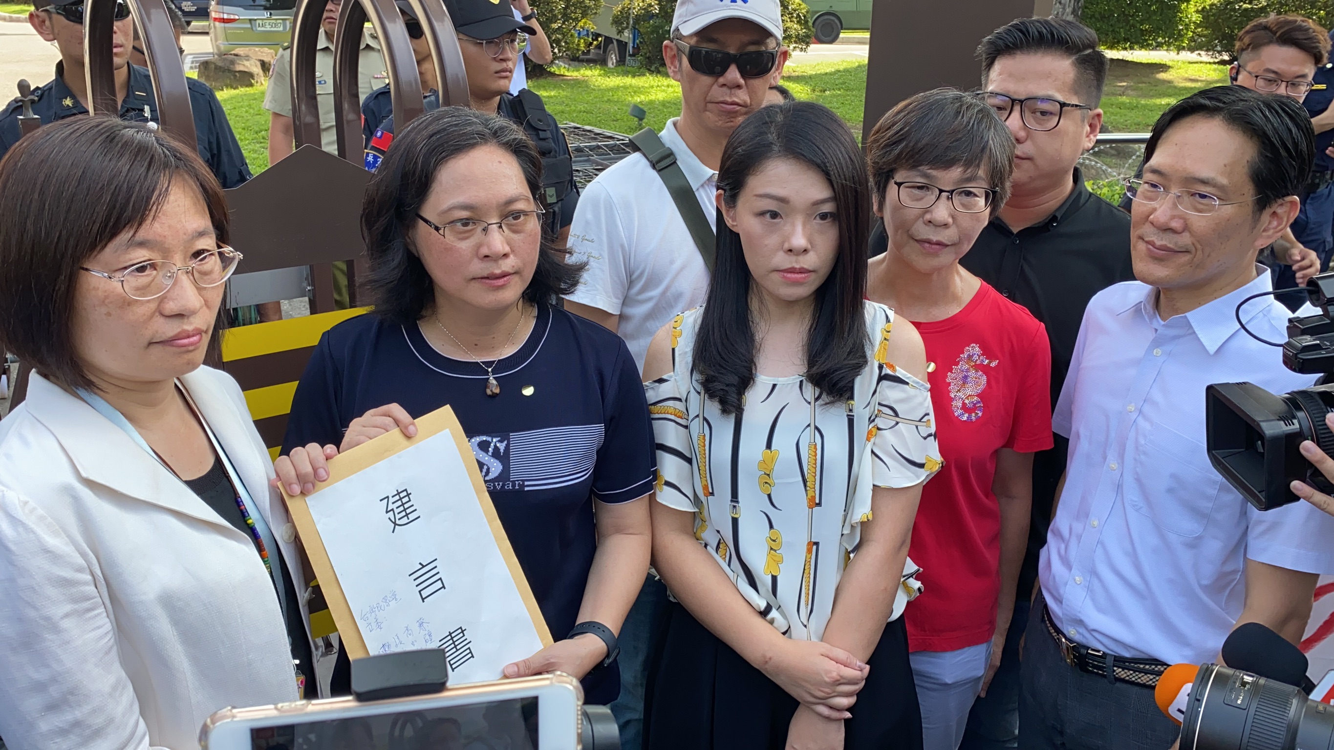 民眾黨立委前往總統府遞交建言書。（民眾黨團提供）