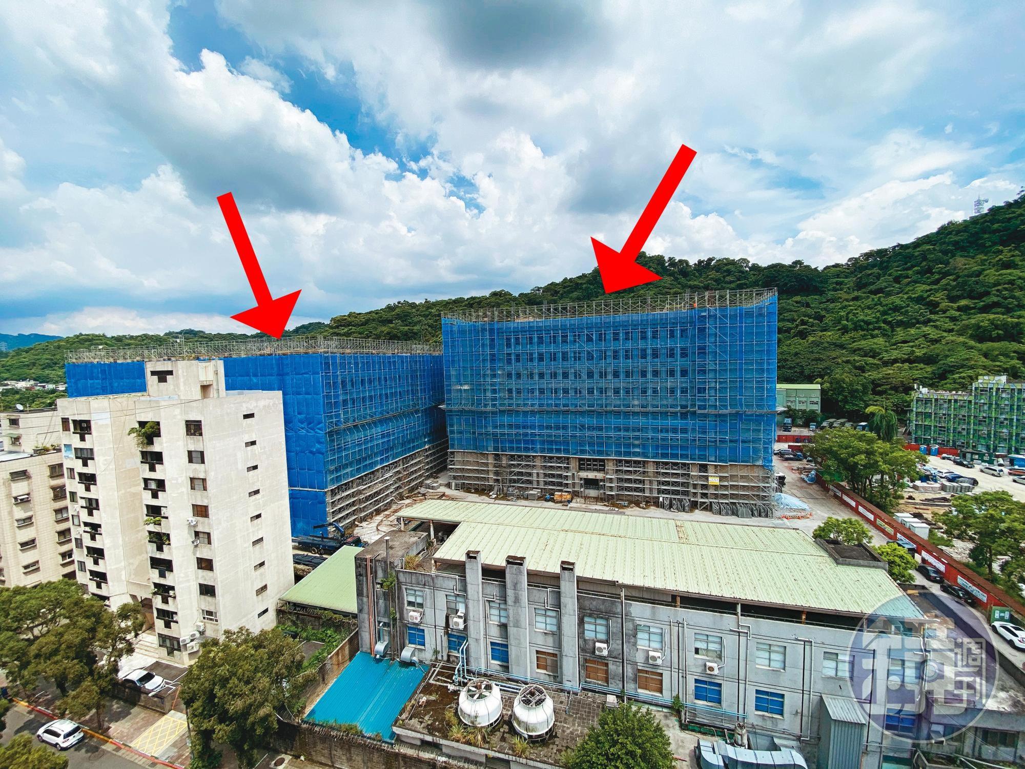 位於台北市基隆路、預定年底完工的空軍作戰指揮部營區改建案（箭頭處）爆發貪瀆案，檢調已密訊相關人，全案朝貪汙罪偵辦。