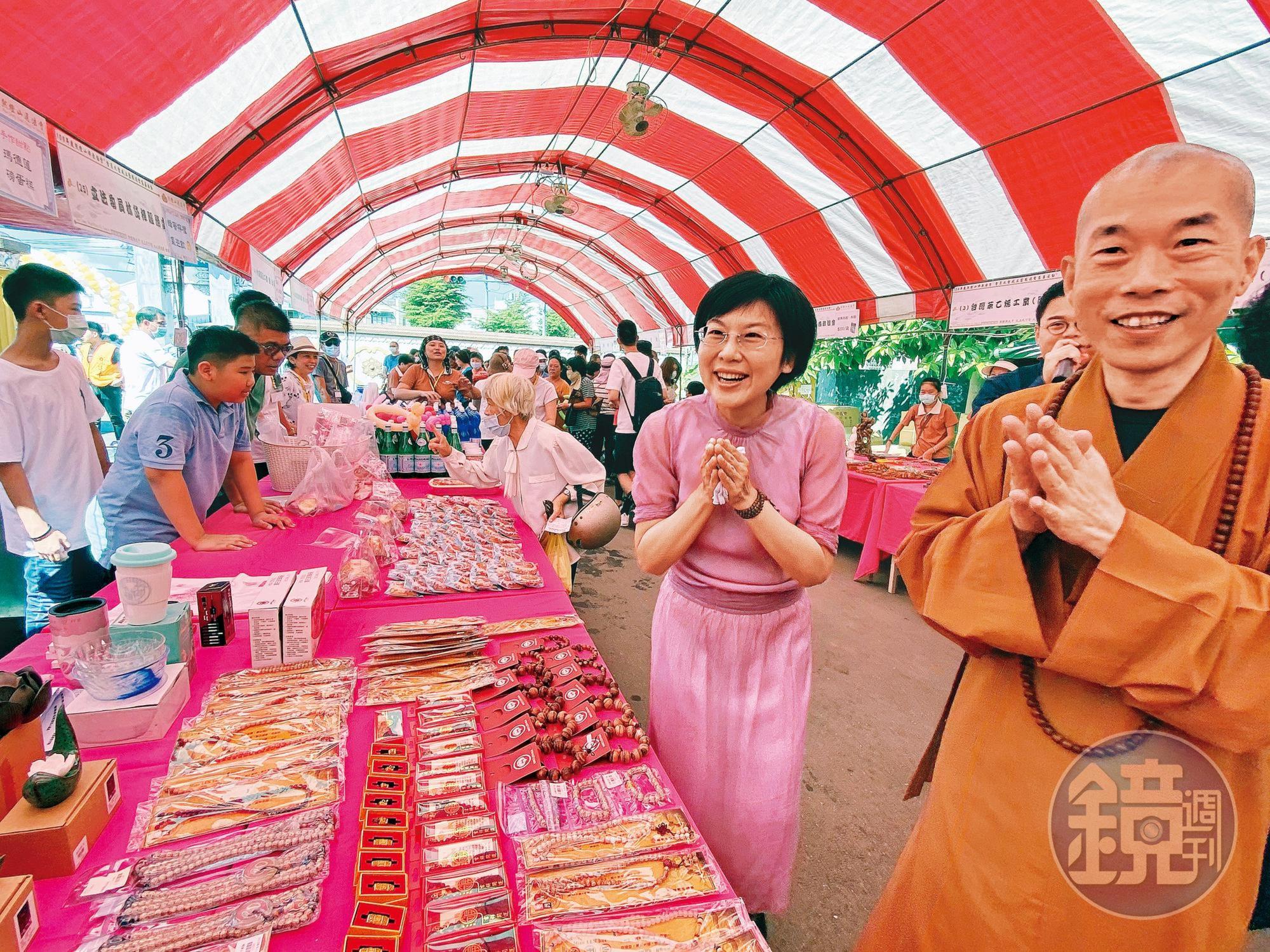 本刊直擊,在通法寺擔任2要職的林岱樺(右2)一早就在現場與住持釋煌智(右1)熱絡接待信眾,更被活動主持人封為「現世媽祖」。