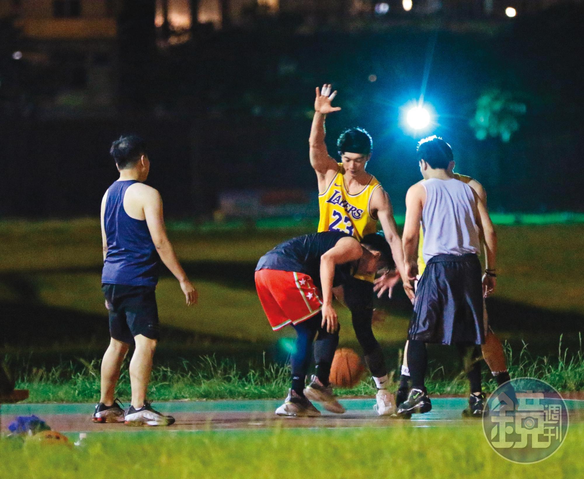 23:19,辰亦儒(右二)和唐禹哲(左二)現身籃球場上打球。