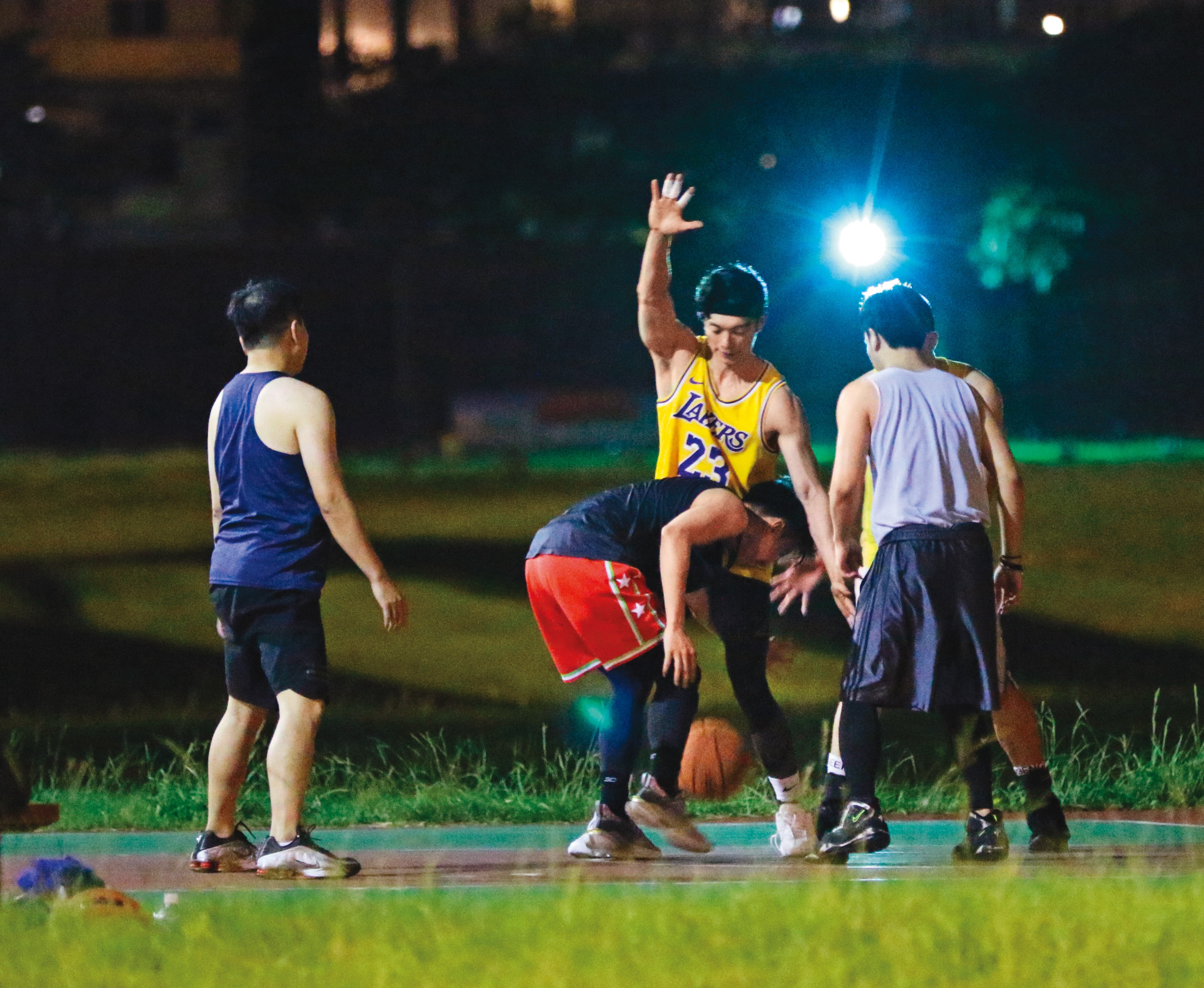 23:19，辰亦儒（右二）和唐禹哲（左二）現身籃球場上打球。