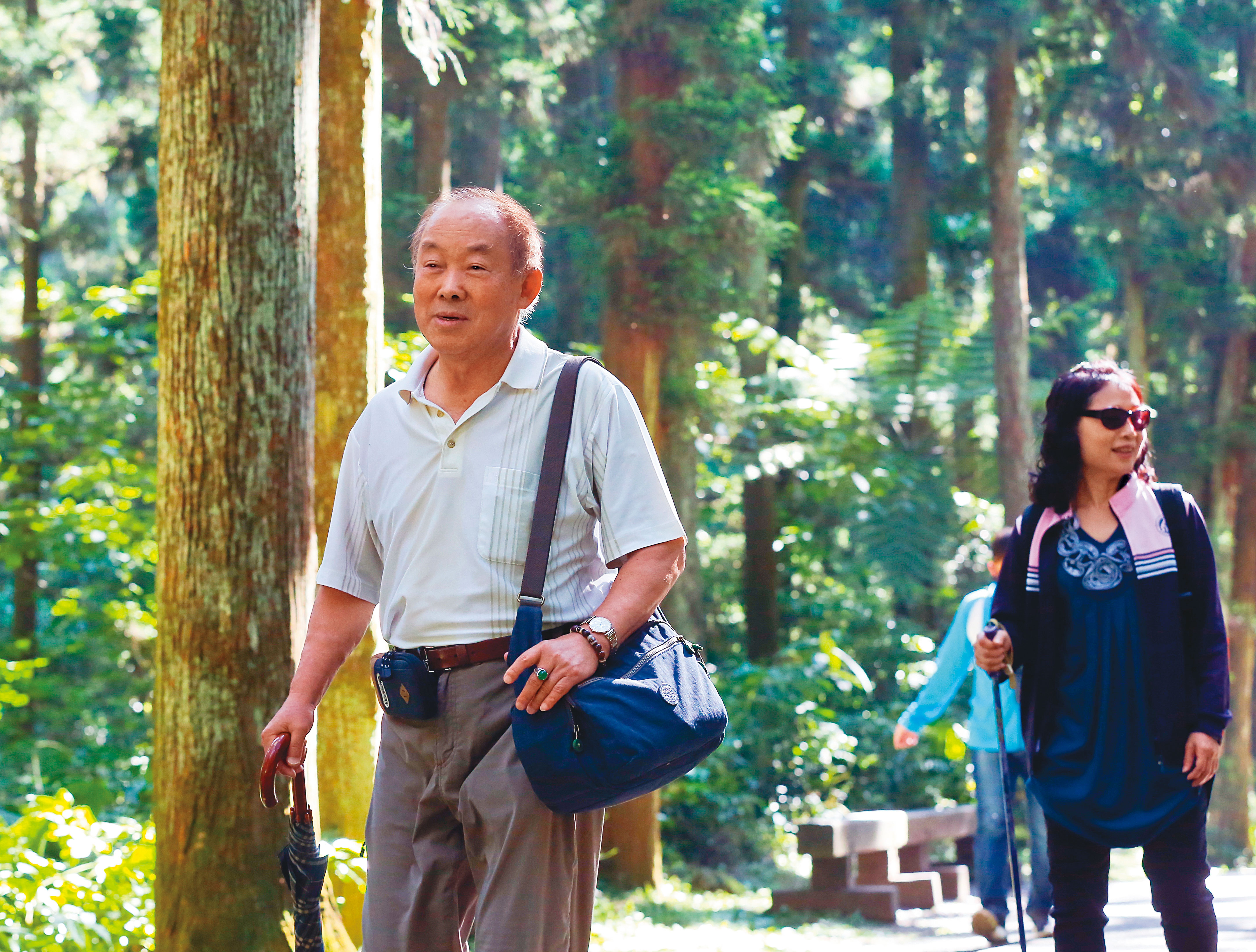 蔡其建（左）退休後，生活重心就是打造茶事業和爬山。