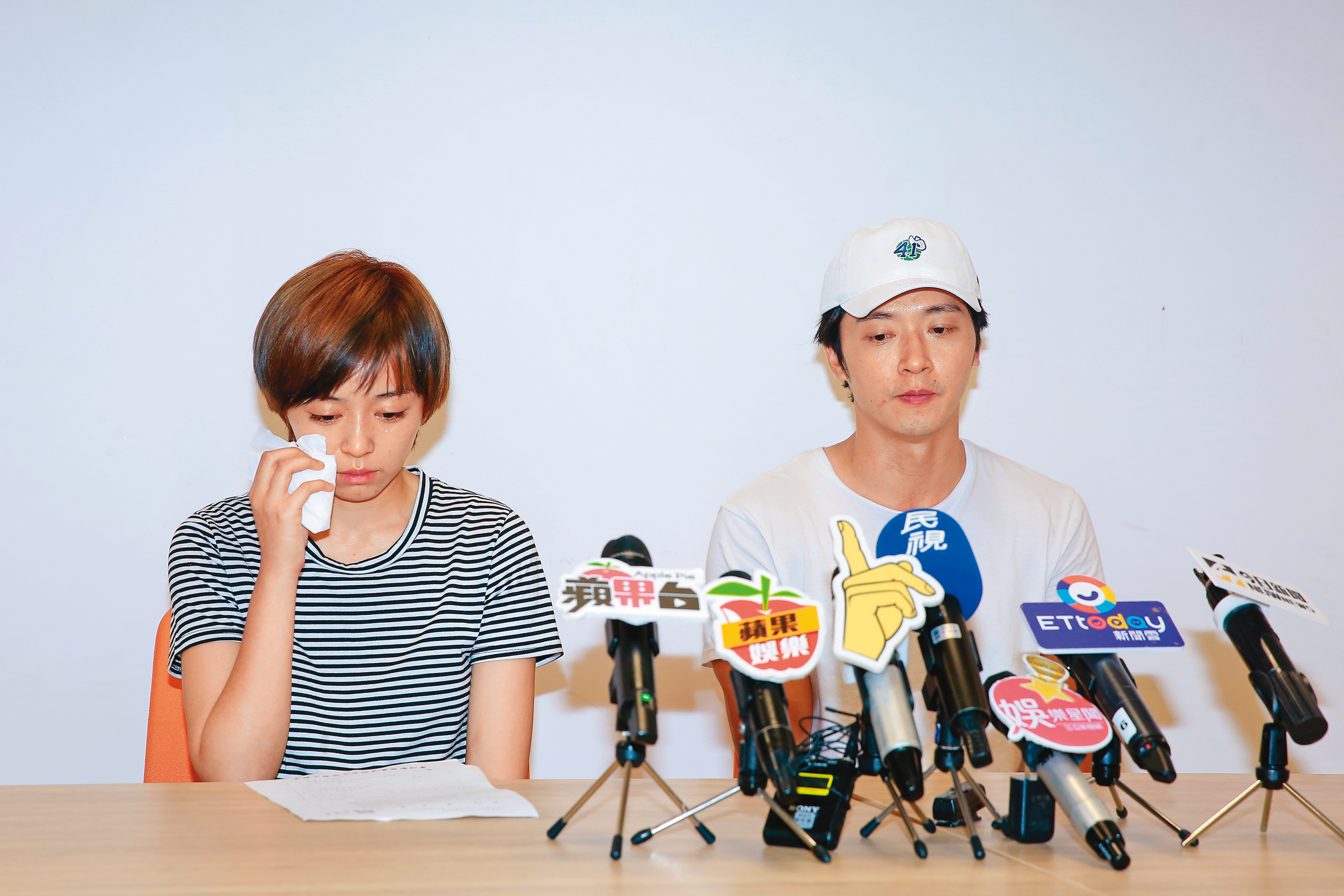 王瞳(左)和馬俊麟(右)被本刊抓包不倫戀後,一起出來道歉,王瞳聲淚俱下。
