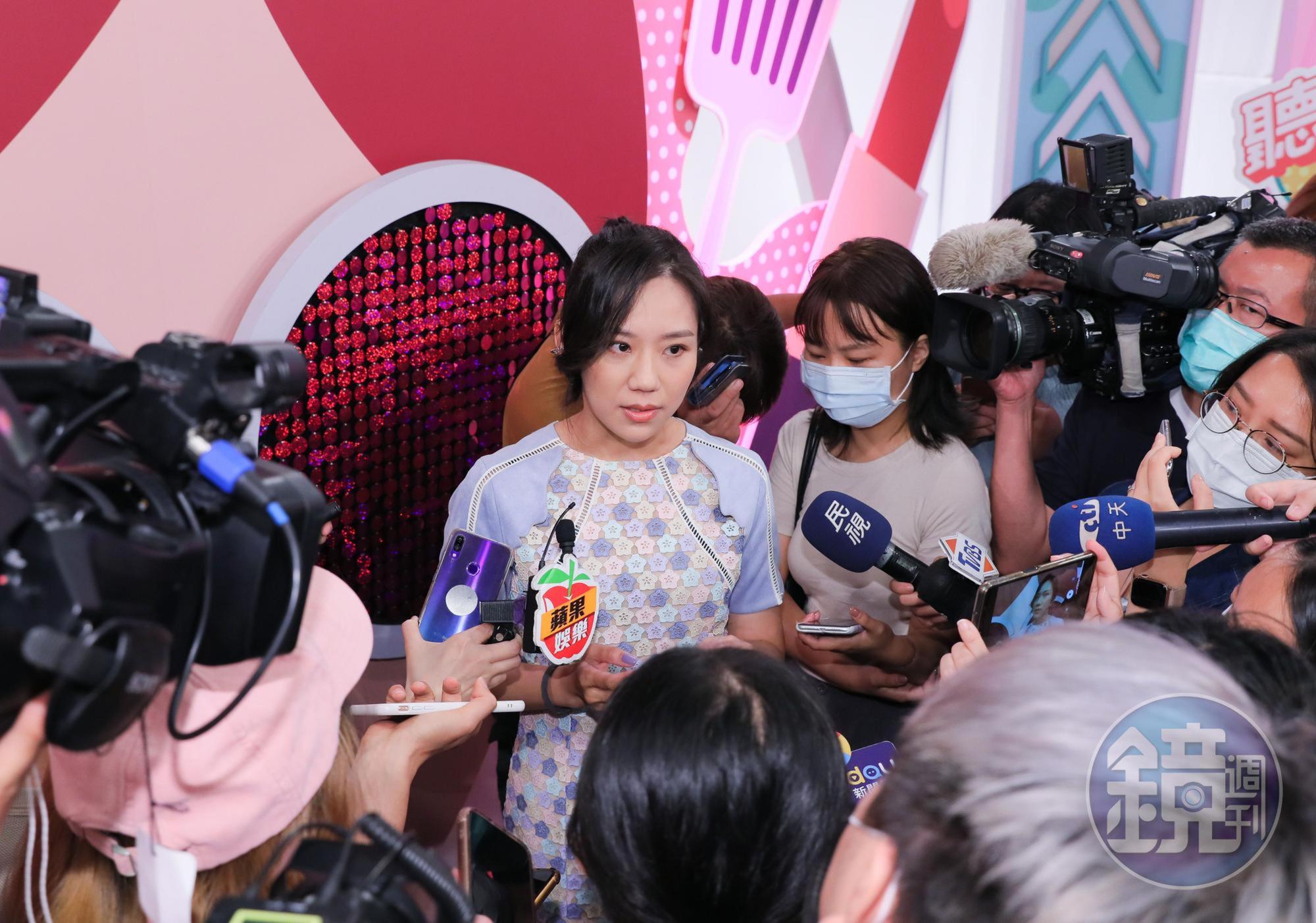 梁敏婷以「涼粉」為藝名出道當通告咖，首次露面即引來媒體包圍，面對問題她也無所不答。