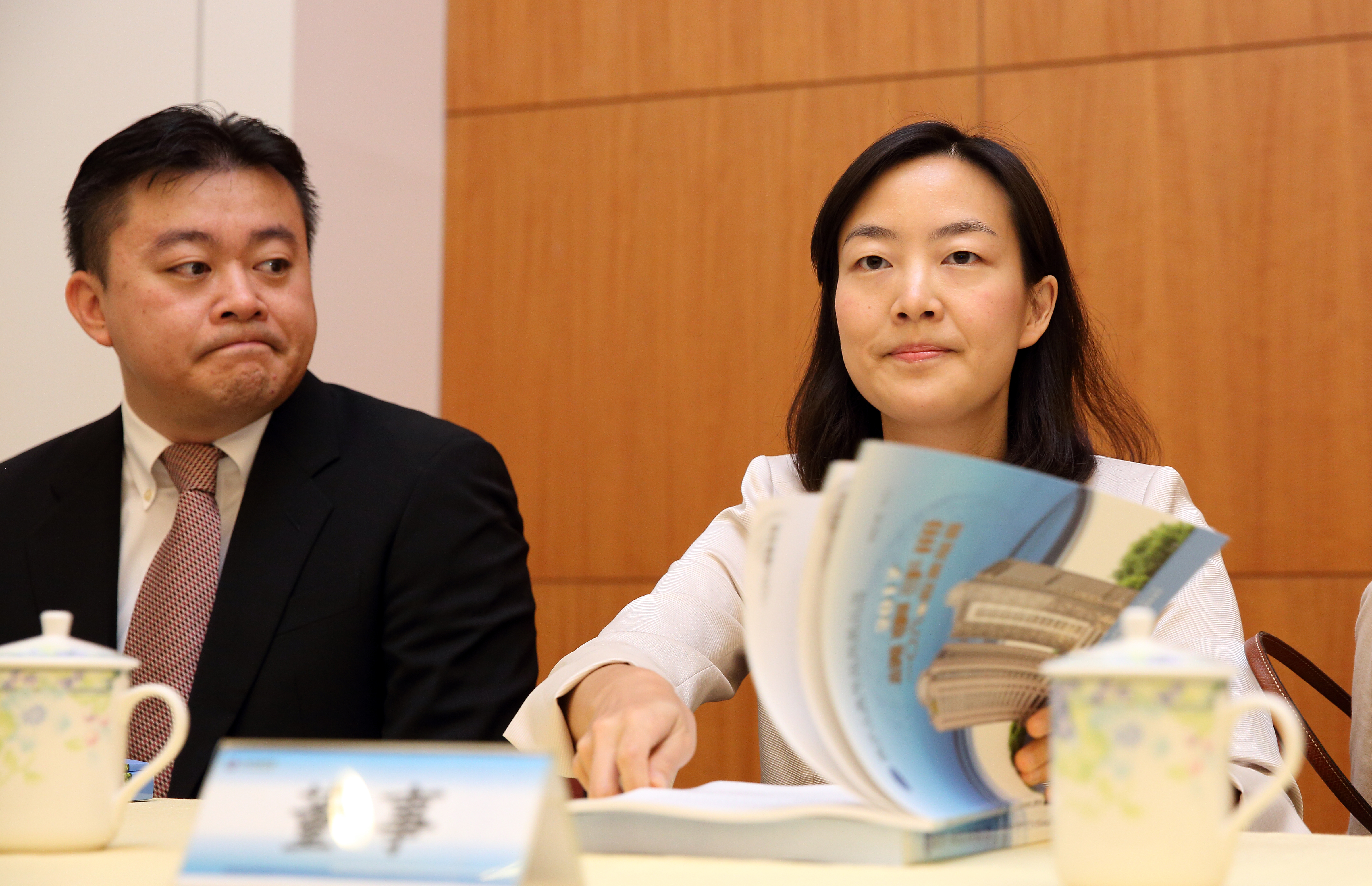 蔡明倫（左）2015年進入寶成董事會，他也是蔡佩君（右）仰仗的左右手。