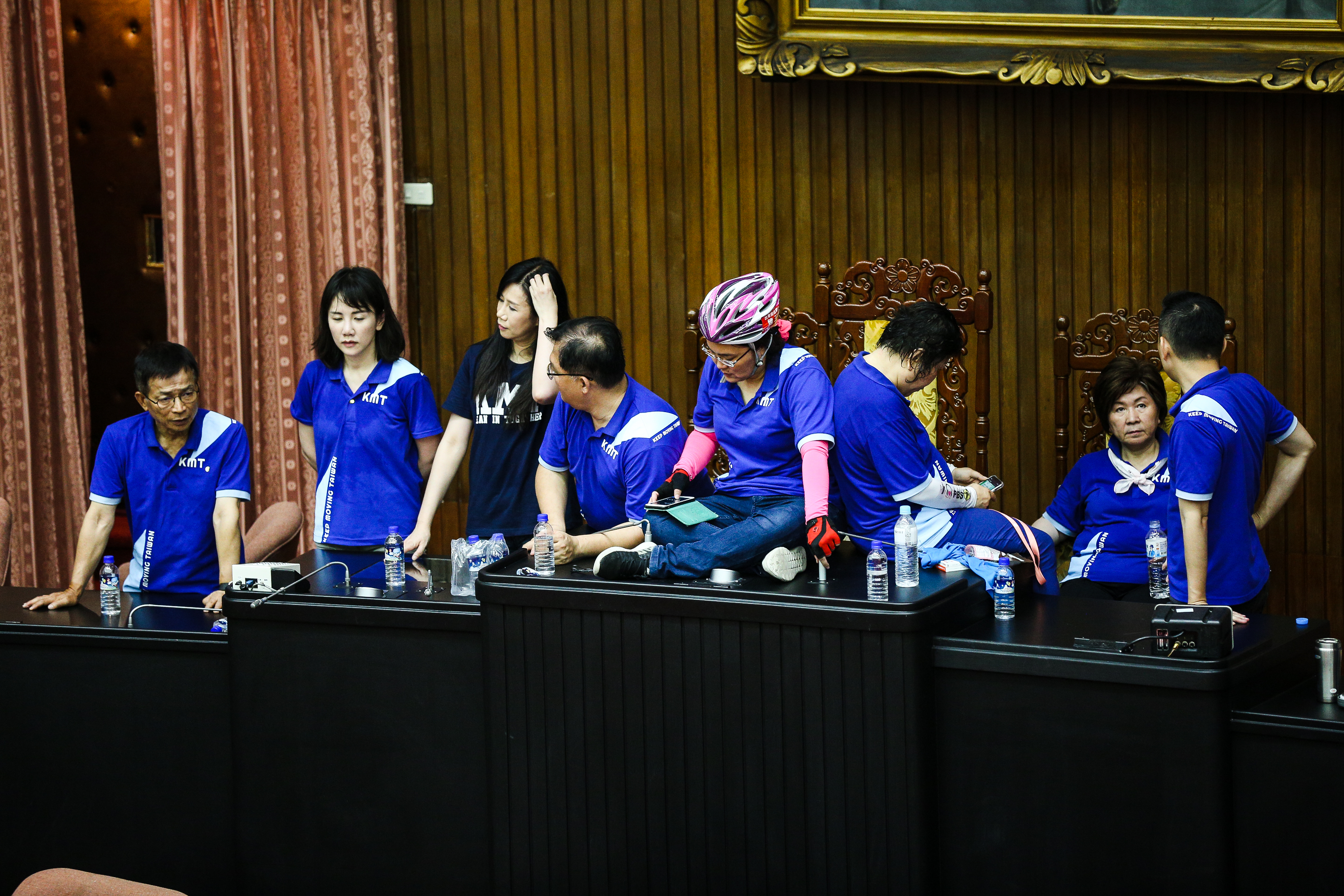 國民黨立委陳玉珍戴著自行車安全帽坐在主席台上，相當吸睛。