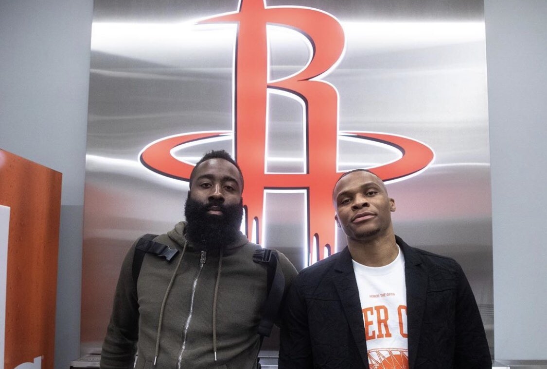 火箭隊「衛少」衛斯特布魯克（右）宣布確診後，傳出同隊「大鬍子」哈登（左）也染疫。（翻攝自Russell Westbrook推特）