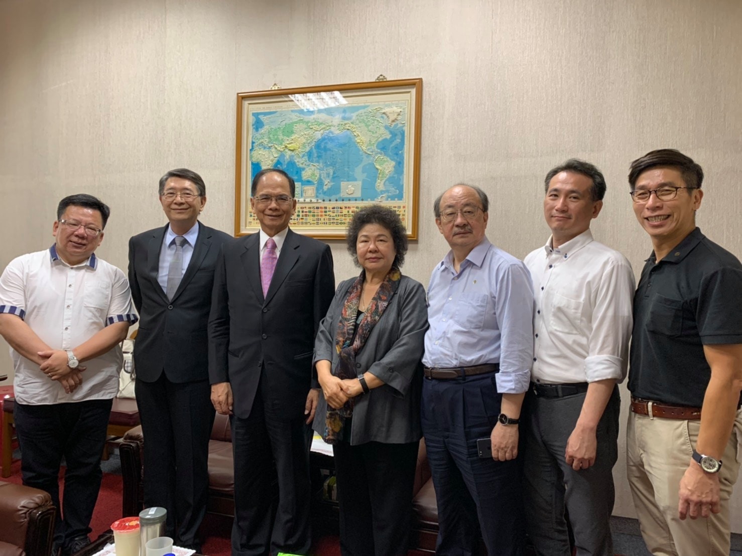 陳菊抵達立院議場後，在休息室內與立法院長游錫堃、民進黨團幹部合照。（翻攝立委鄭運鵬臉書）