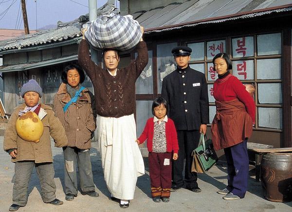 張美姬在《六個孩子》中飾演韓戰後咬牙撫育6個孩子的單親媽媽，是她在台灣最受歡迎的作品之一。（翻攝網路）