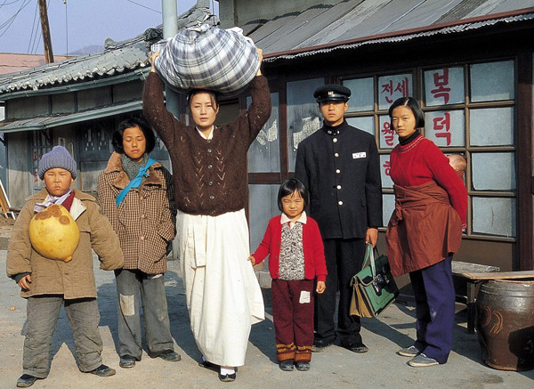 張美姬在《六個孩子》中飾演韓戰後咬牙撫育6個孩子的單親媽媽，是她在台灣最受歡迎的作品之一。（翻攝網路）