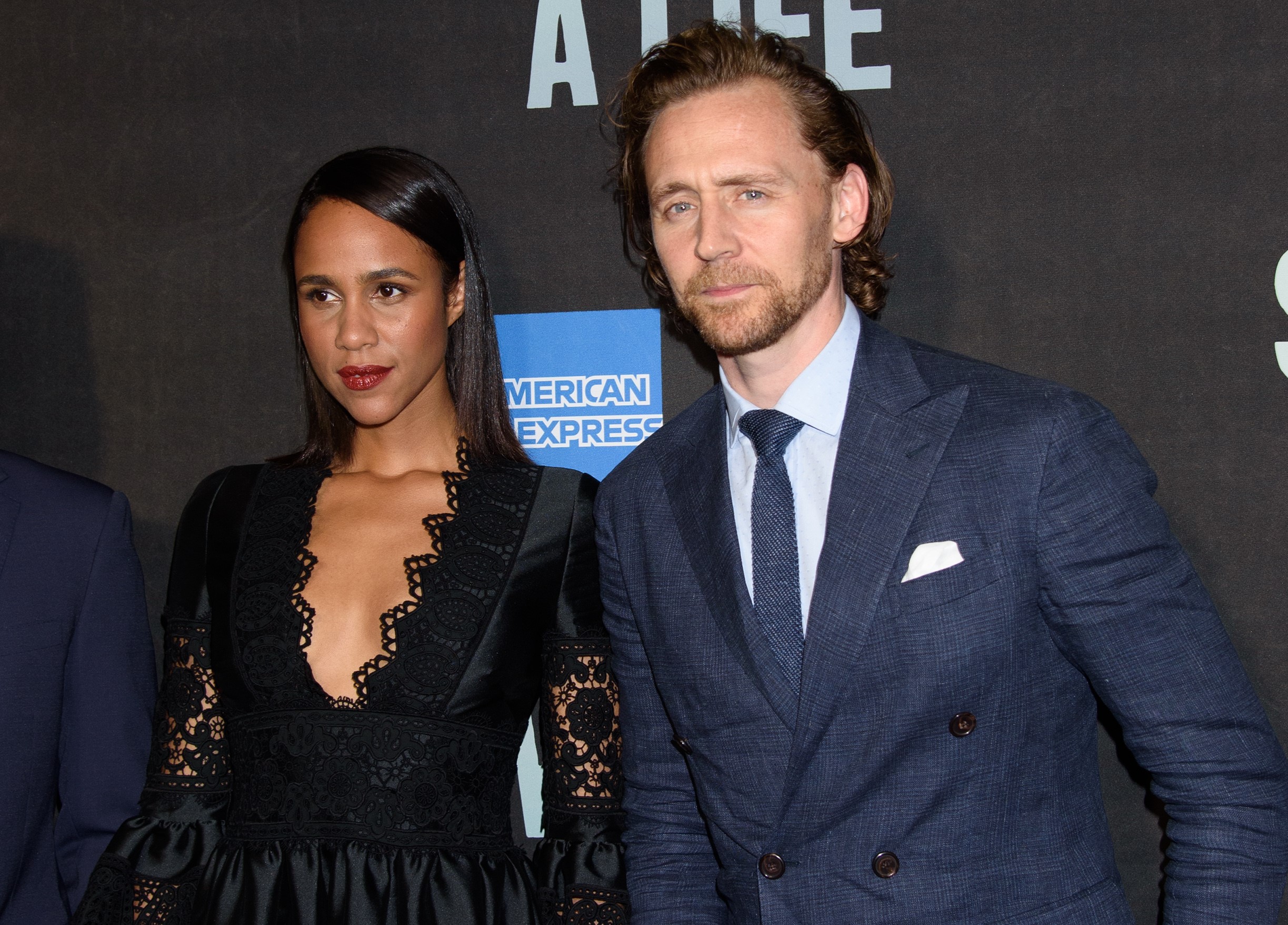 湯姆希德斯頓(右)去年與女友扎威(左)一起出席舞台劇首映,當時兩人不認戀情,如今已在亞特蘭大同居。(東方IC)