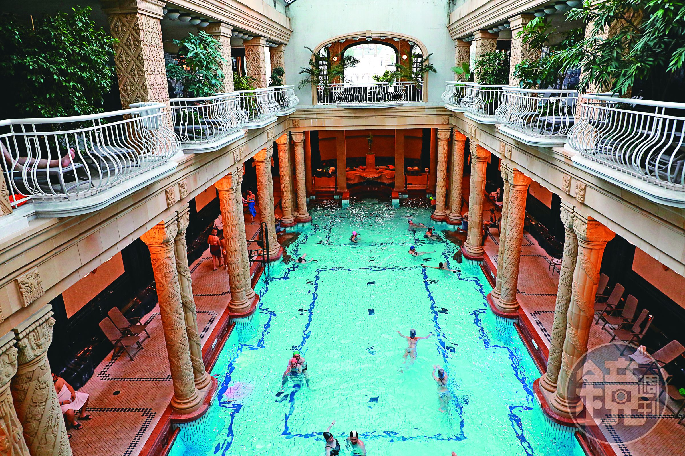 走進「蓋勒特溫泉浴場GELLÉRT THERMAL BATH」，便可見到這個有如室內花園的溫泉泳池，水溫約攝氏36度。